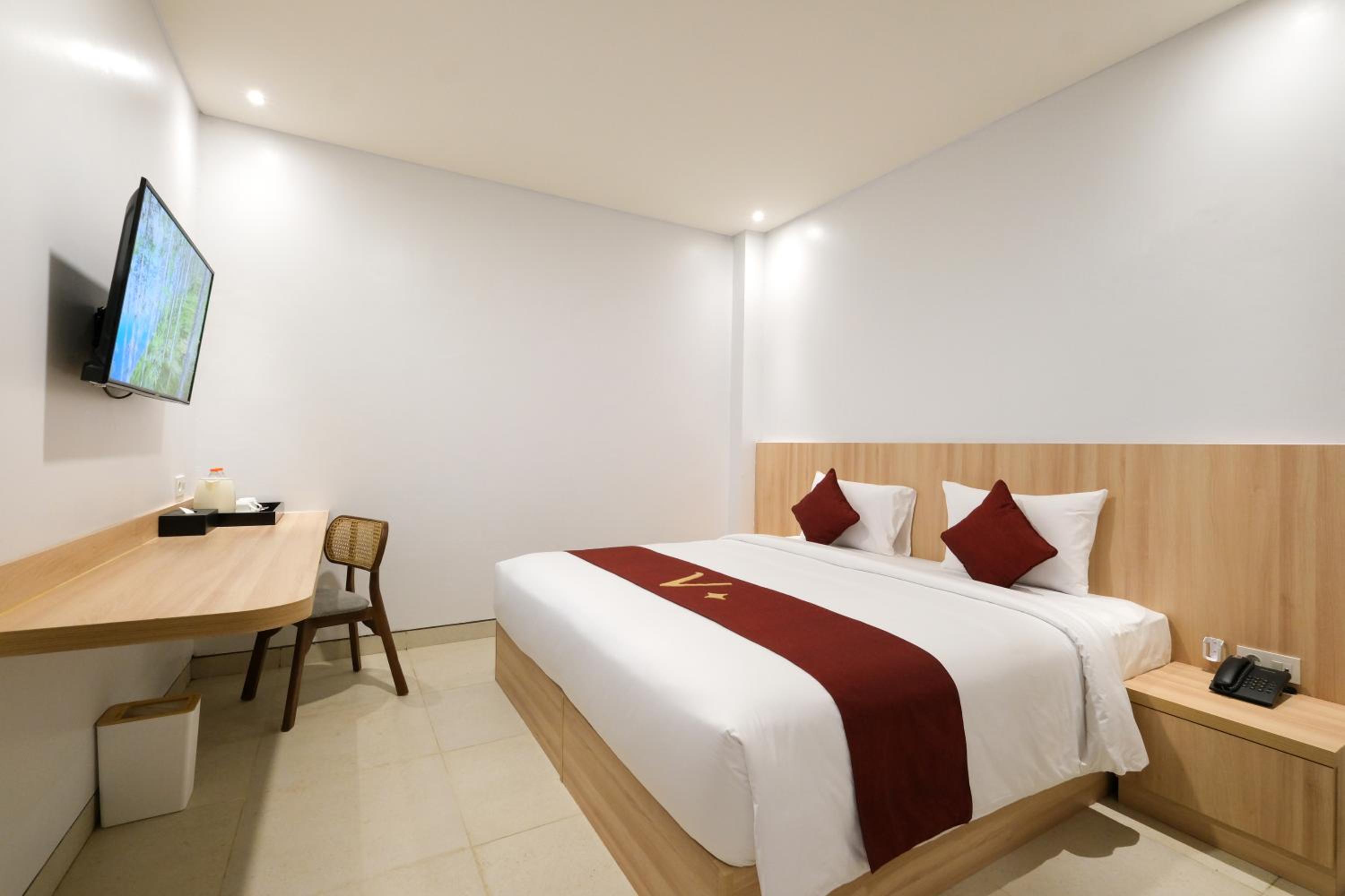 Small Double Room with No View  photo 2