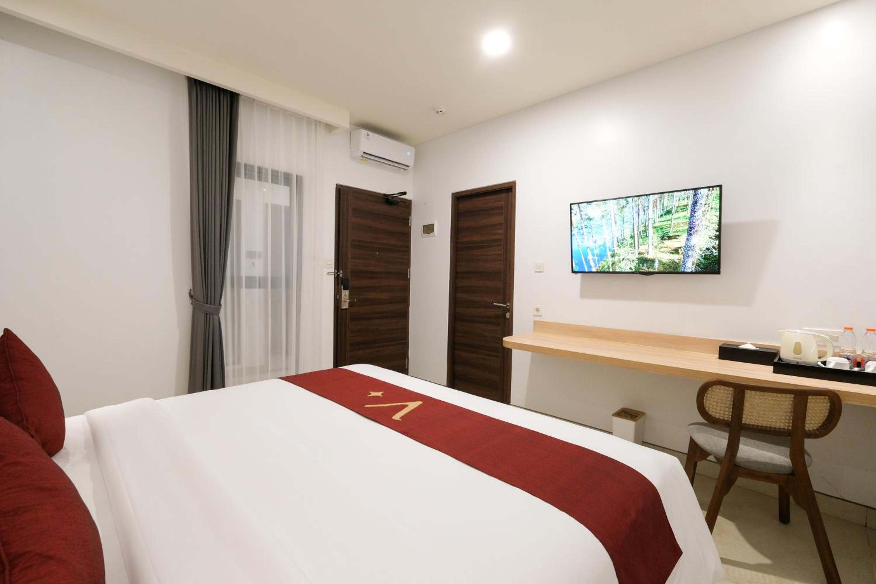 Small Double Room with No View  photo 1