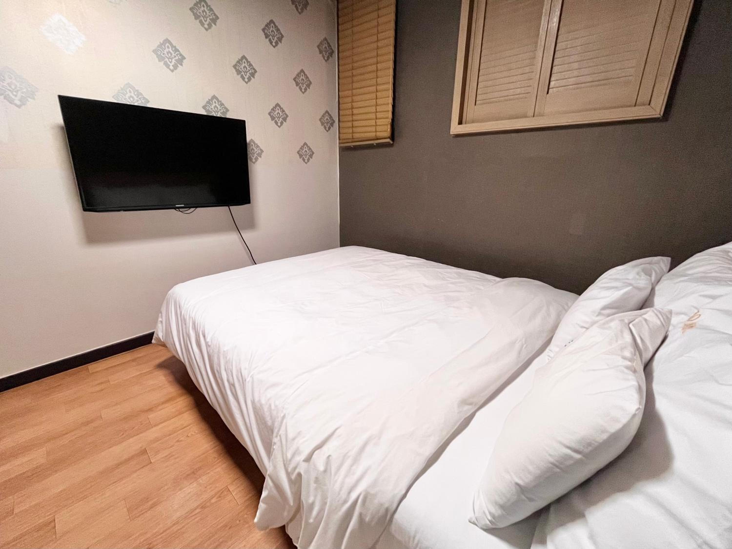 Double Room - Private Bathroom - Photo 8