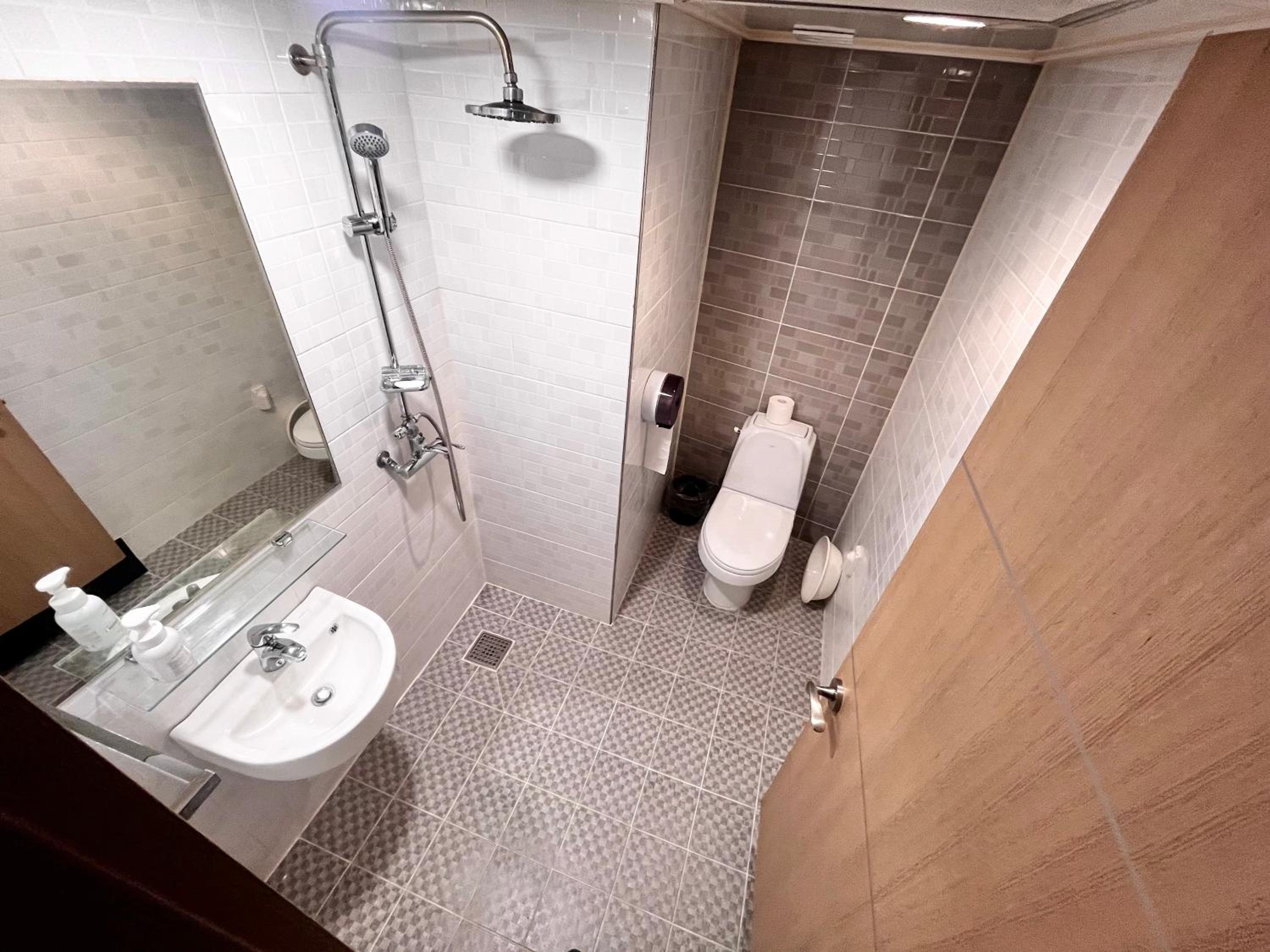 Double Room - Private Bathroom - Photo 5