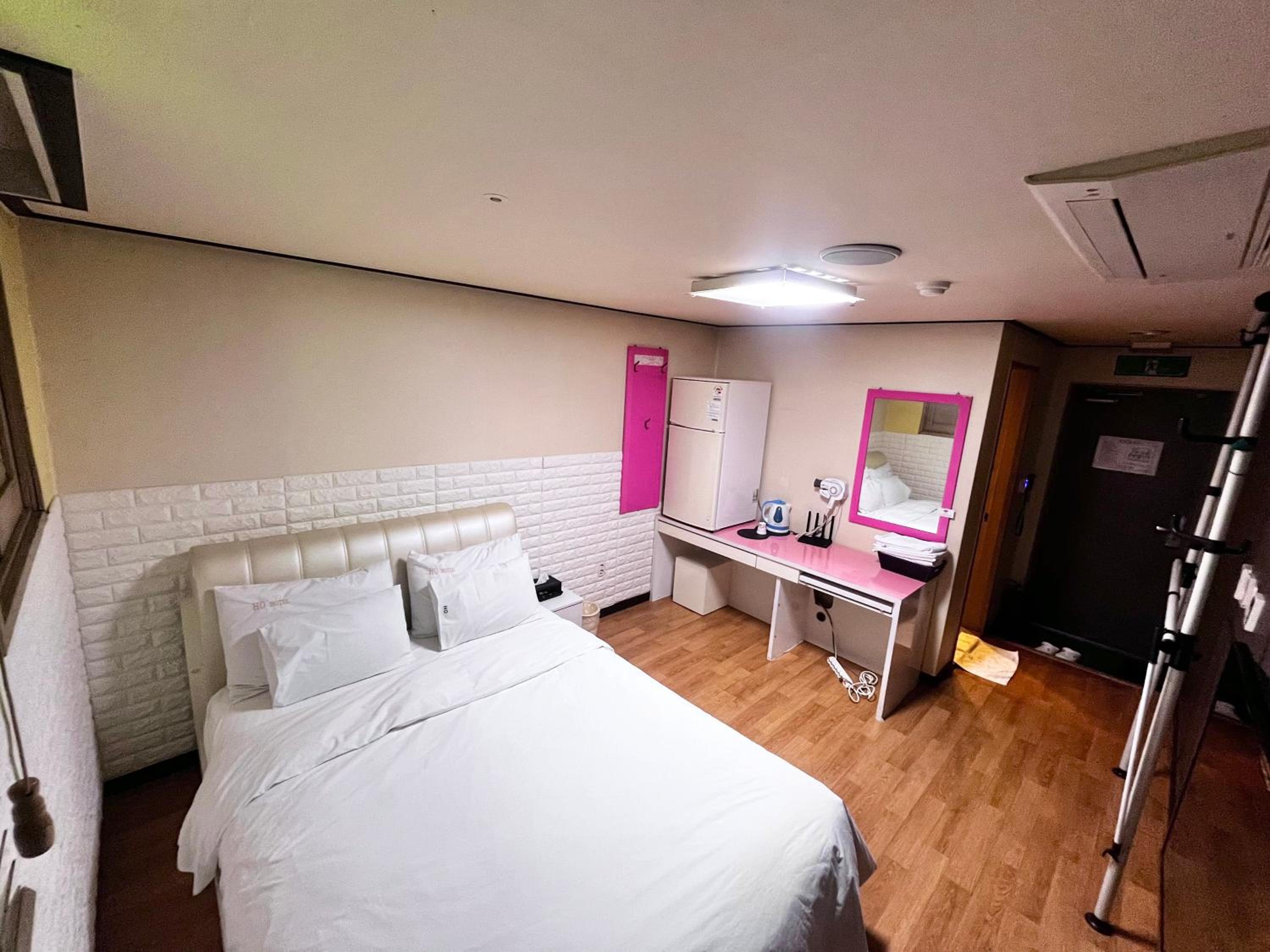 Double Room - Private Bathroom - Photo 9
