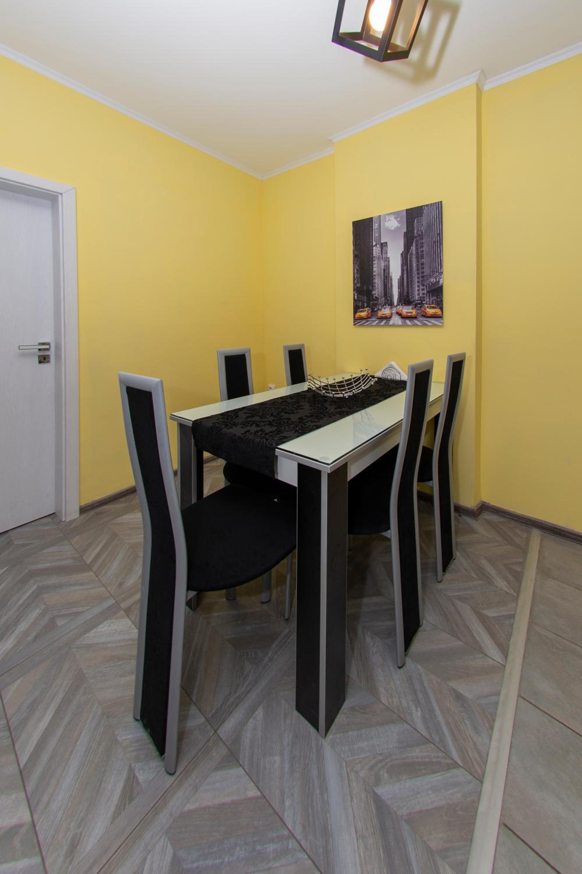 One-Bedroom Apartment - Photo 2