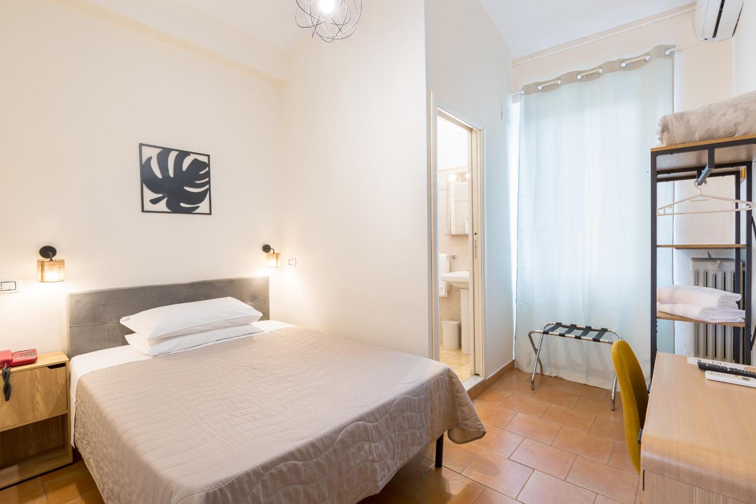 Small Double Room - Photo 1
