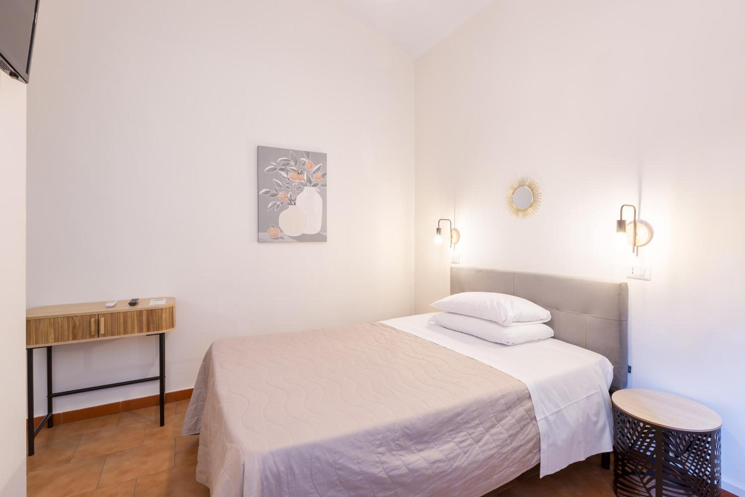 Small Double Room - Photo 4