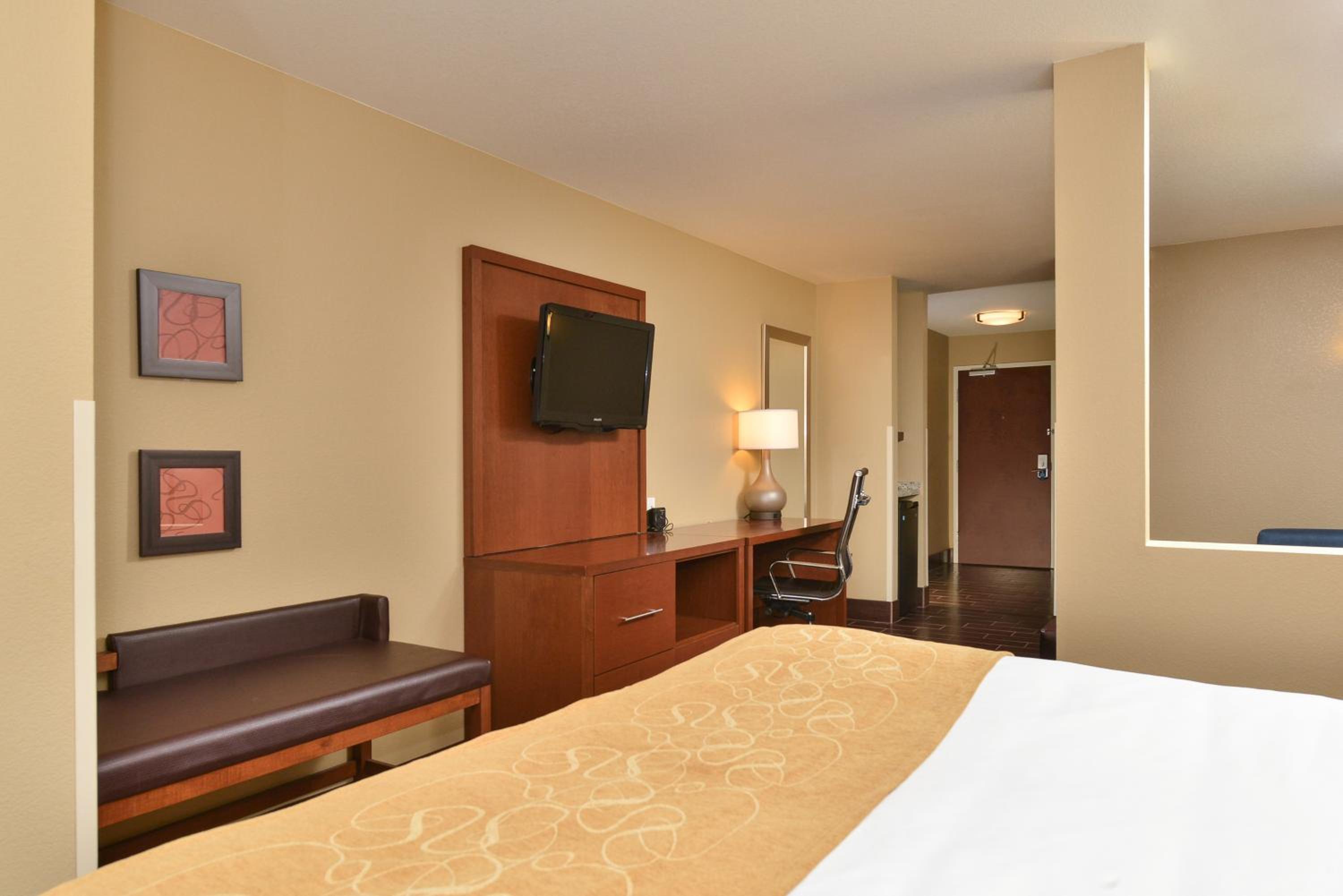 King Suite with Kitchen - Wheelchair Accessible/Non-Smoking