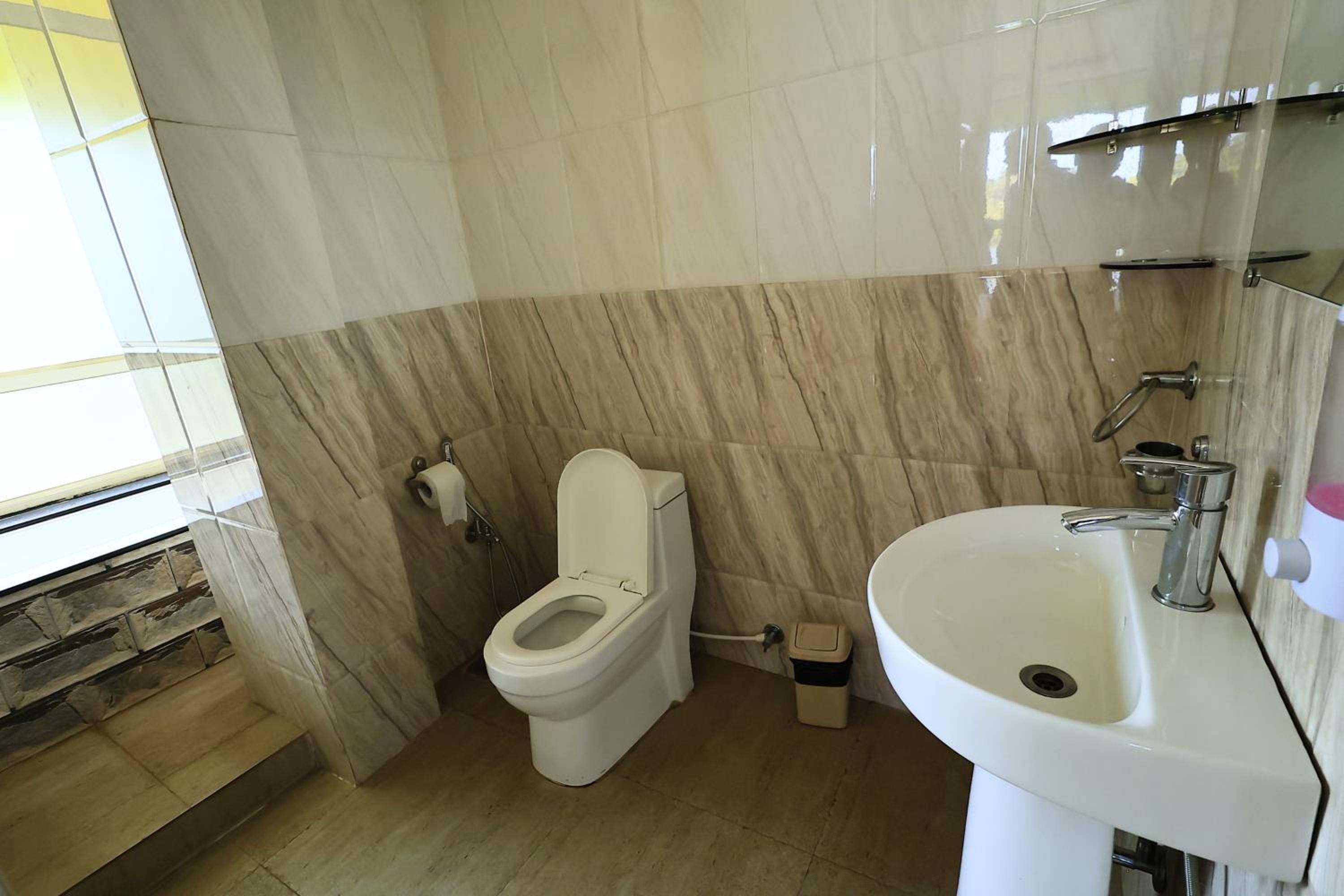 Deluxe Room - Photo 15