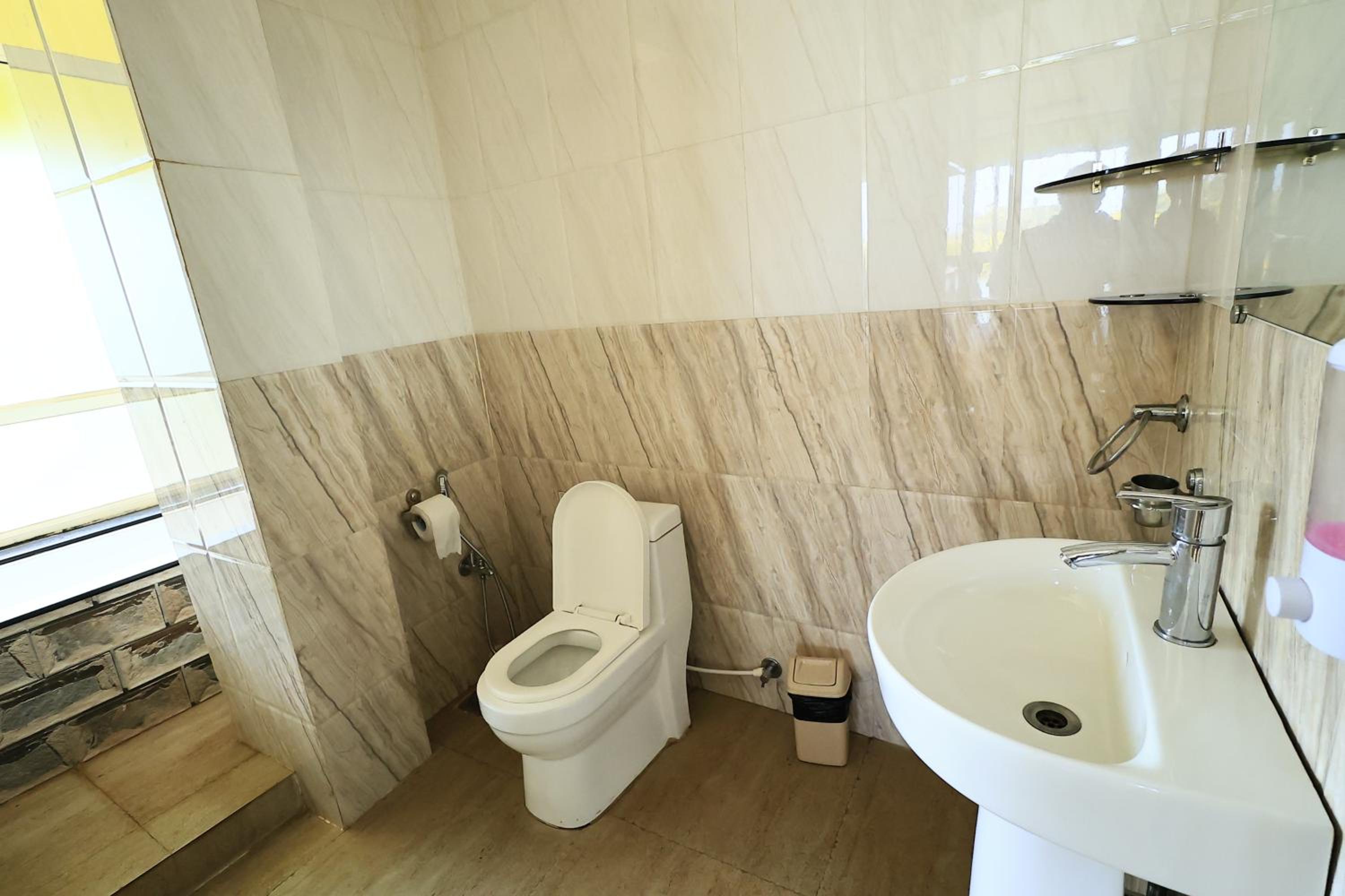 Deluxe Room - Photo 17