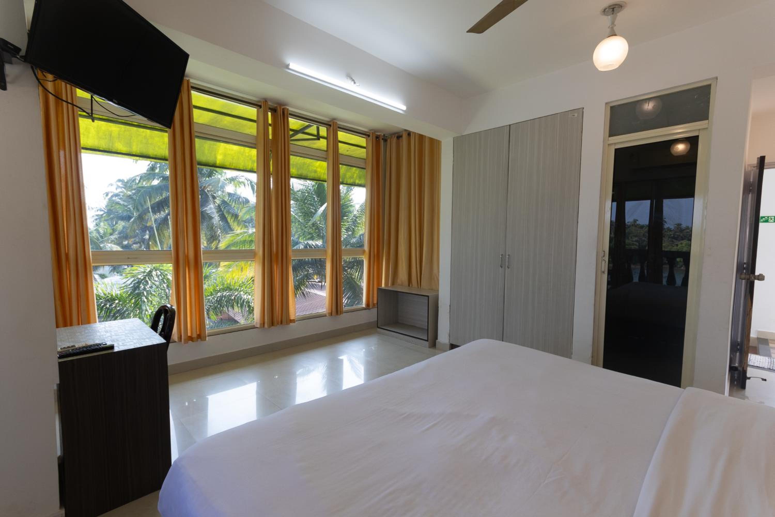 Deluxe Room - Photo 19