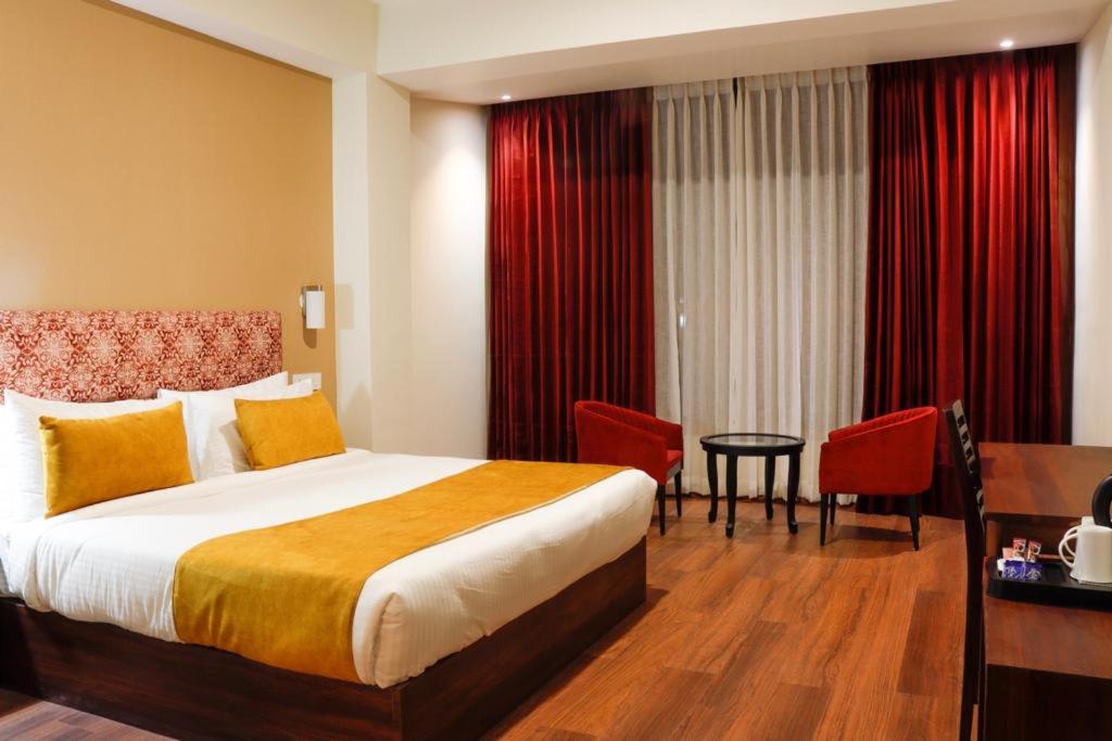 Premium Room with Balcony - Photo 5