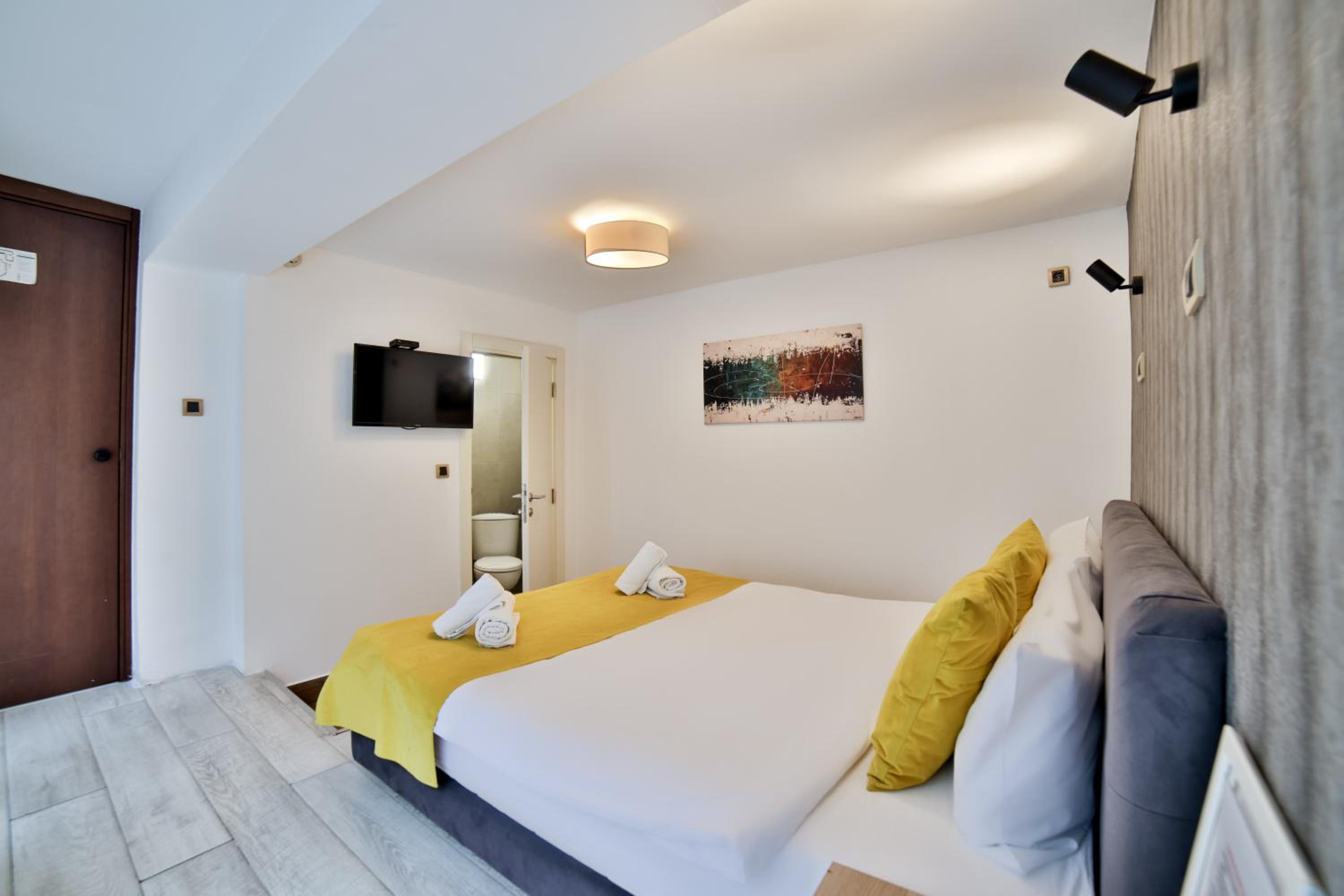 Standard Double or Twin Room - Photo 7