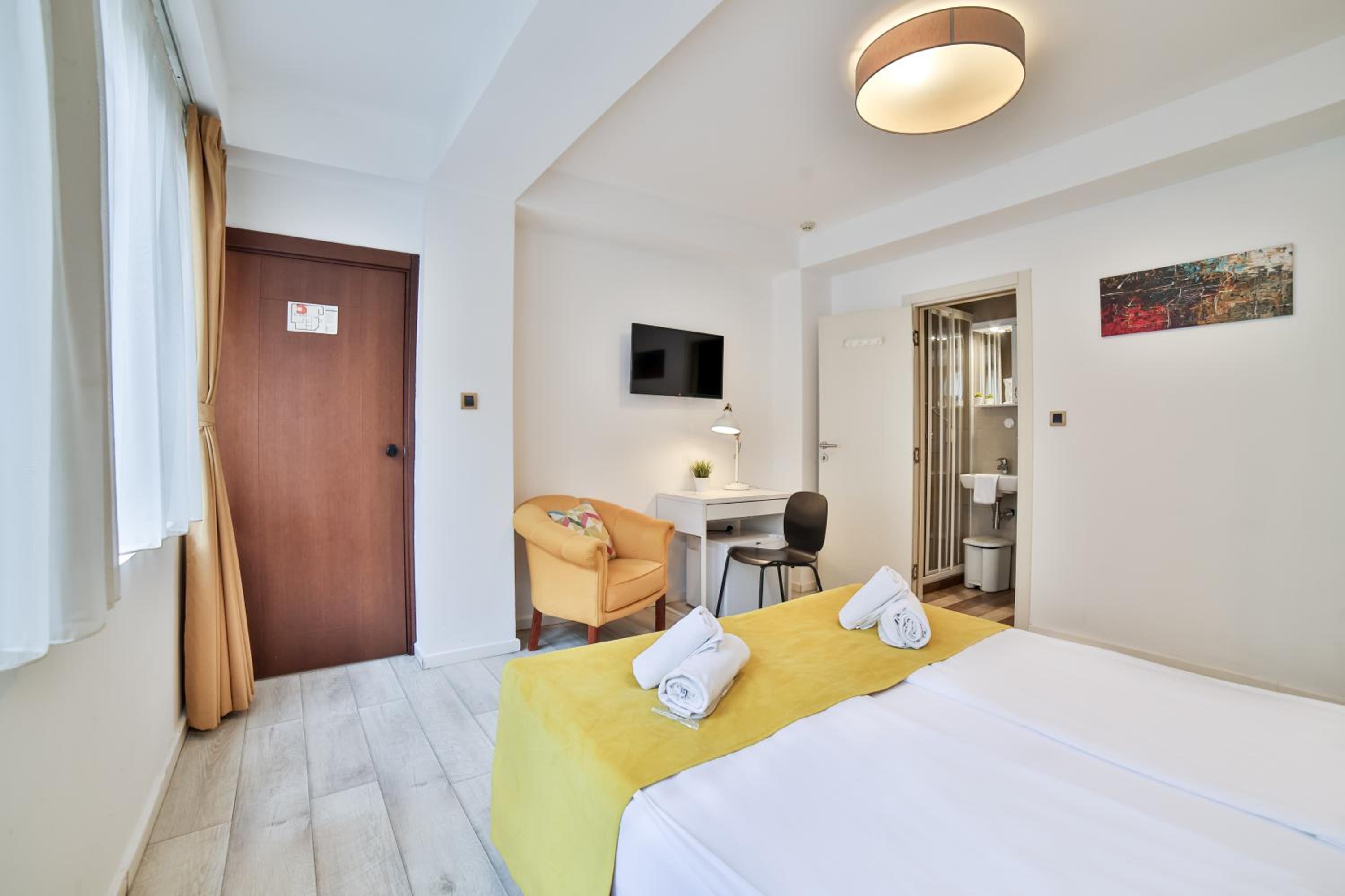 Standard Double or Twin Room - Photo 2