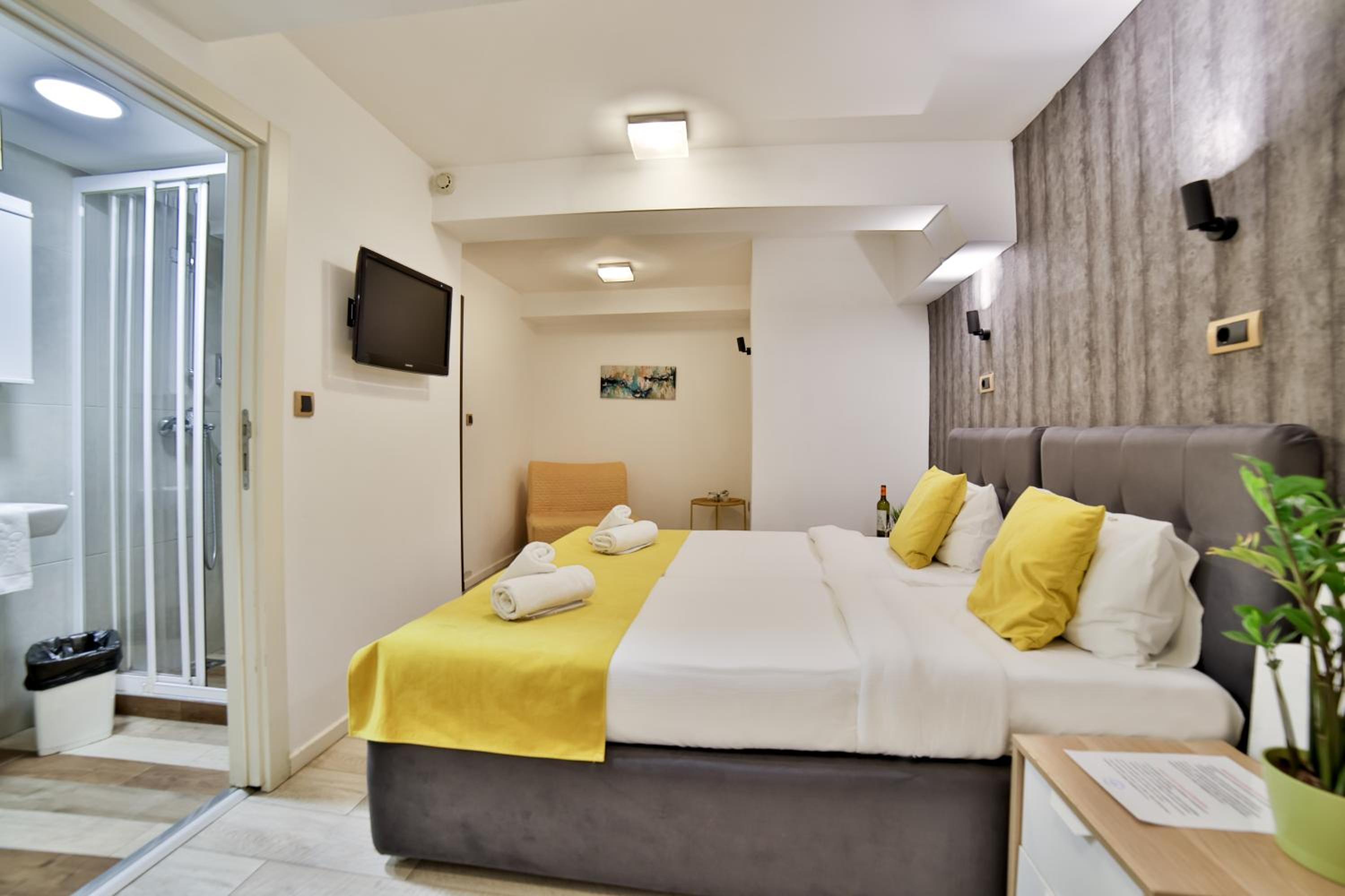 Standard Double or Twin Room - Photo 18