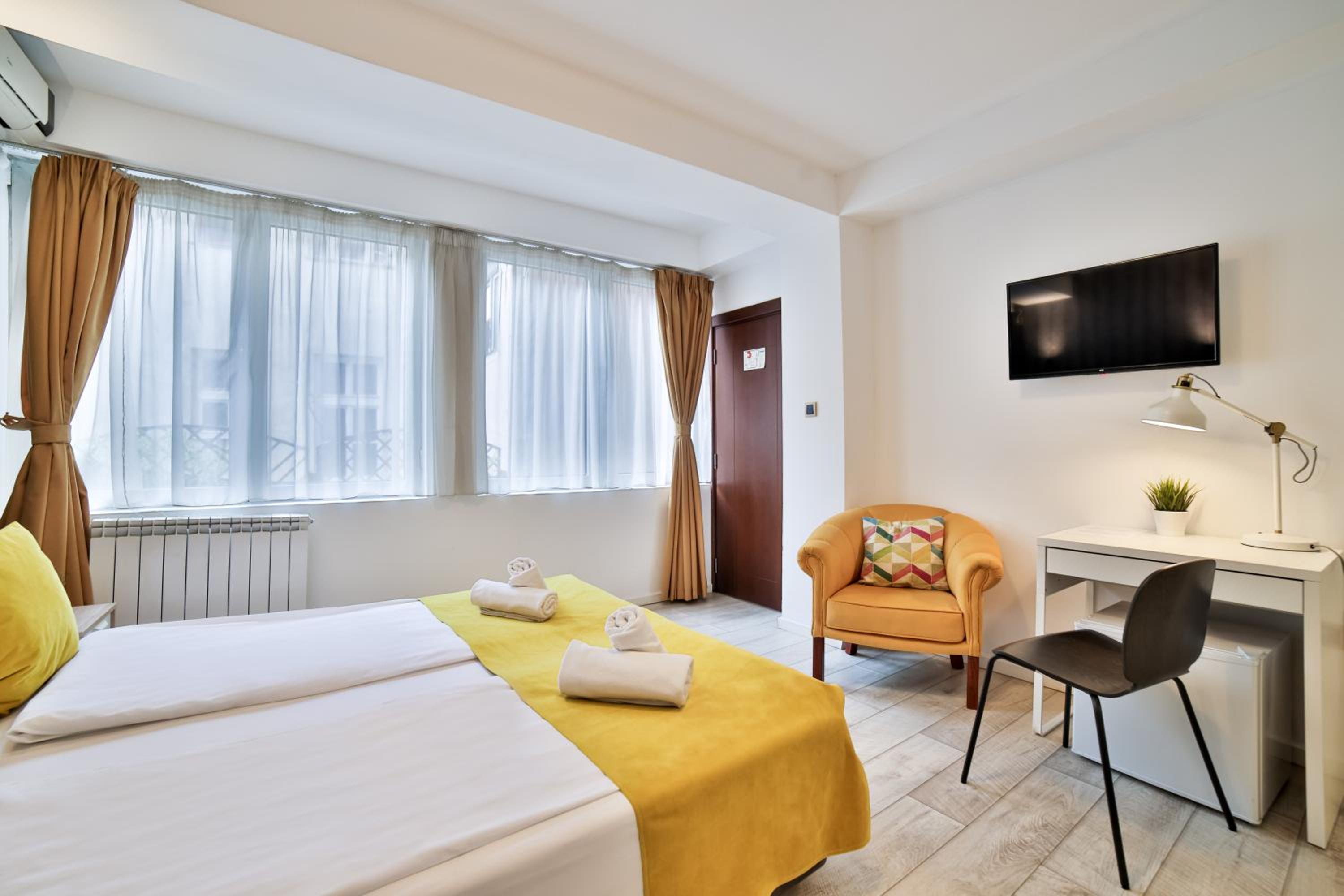Standard Double or Twin Room - Photo 19