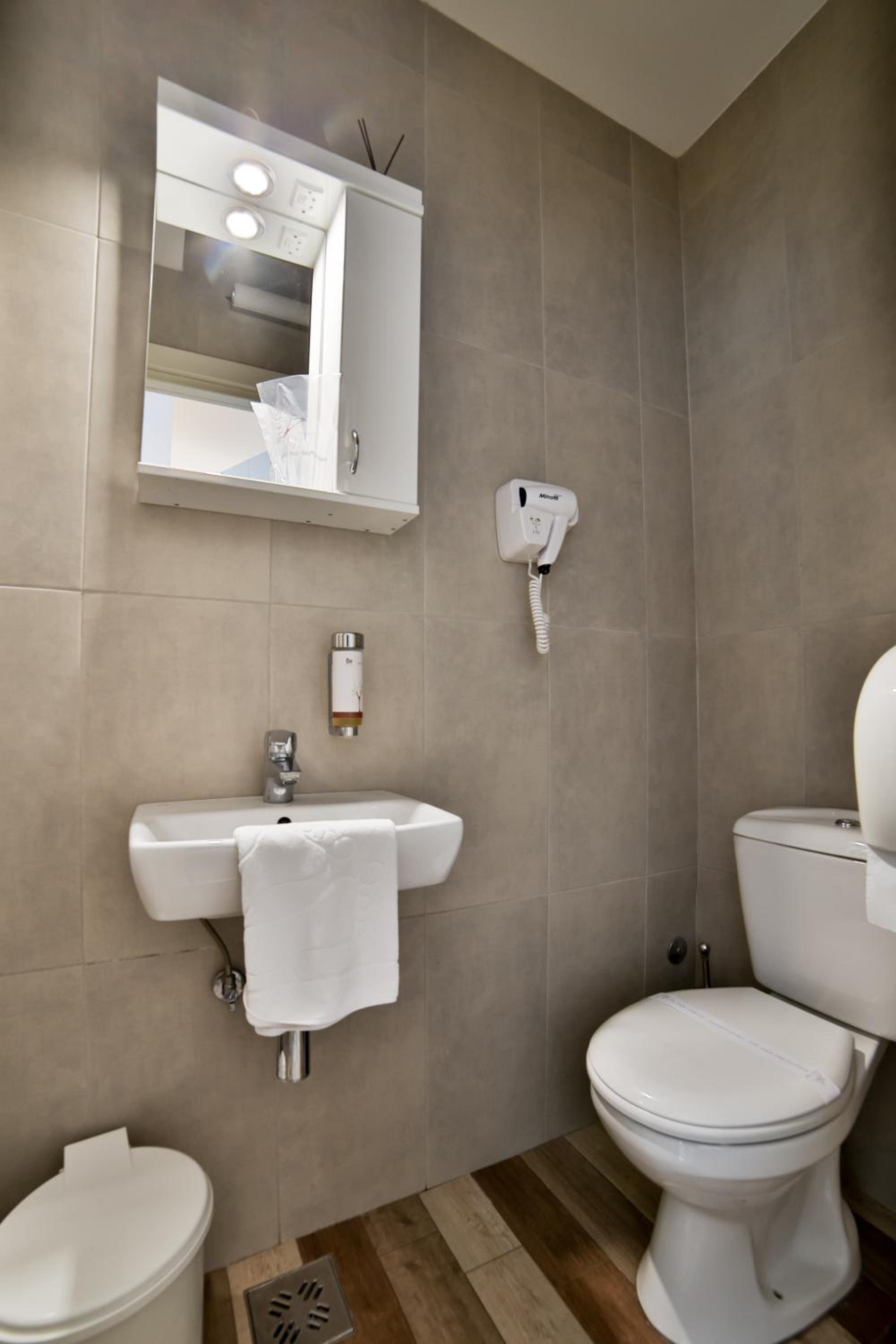 Standard Double or Twin Room - Photo 16