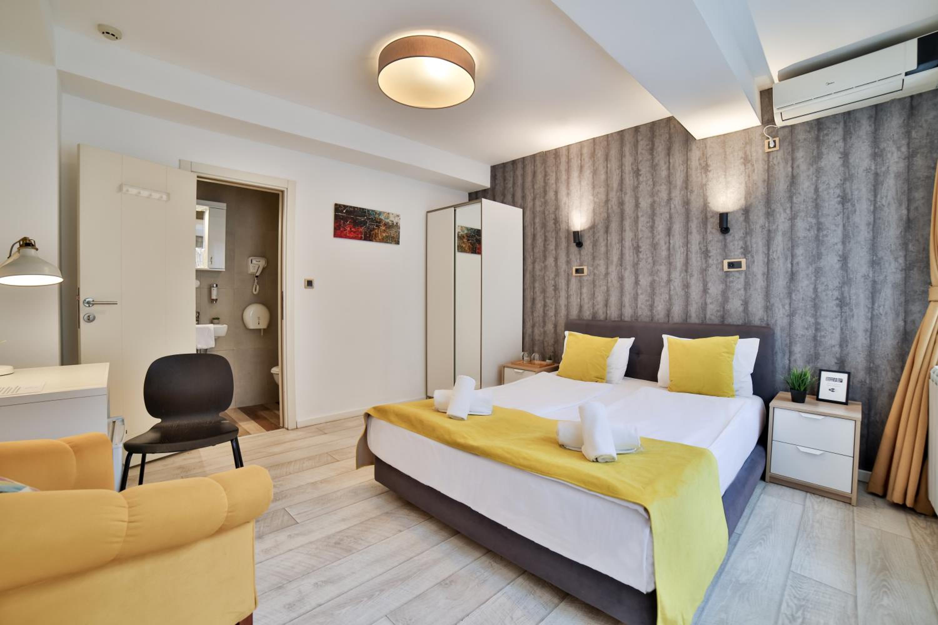 Standard Double or Twin Room - Photo 17