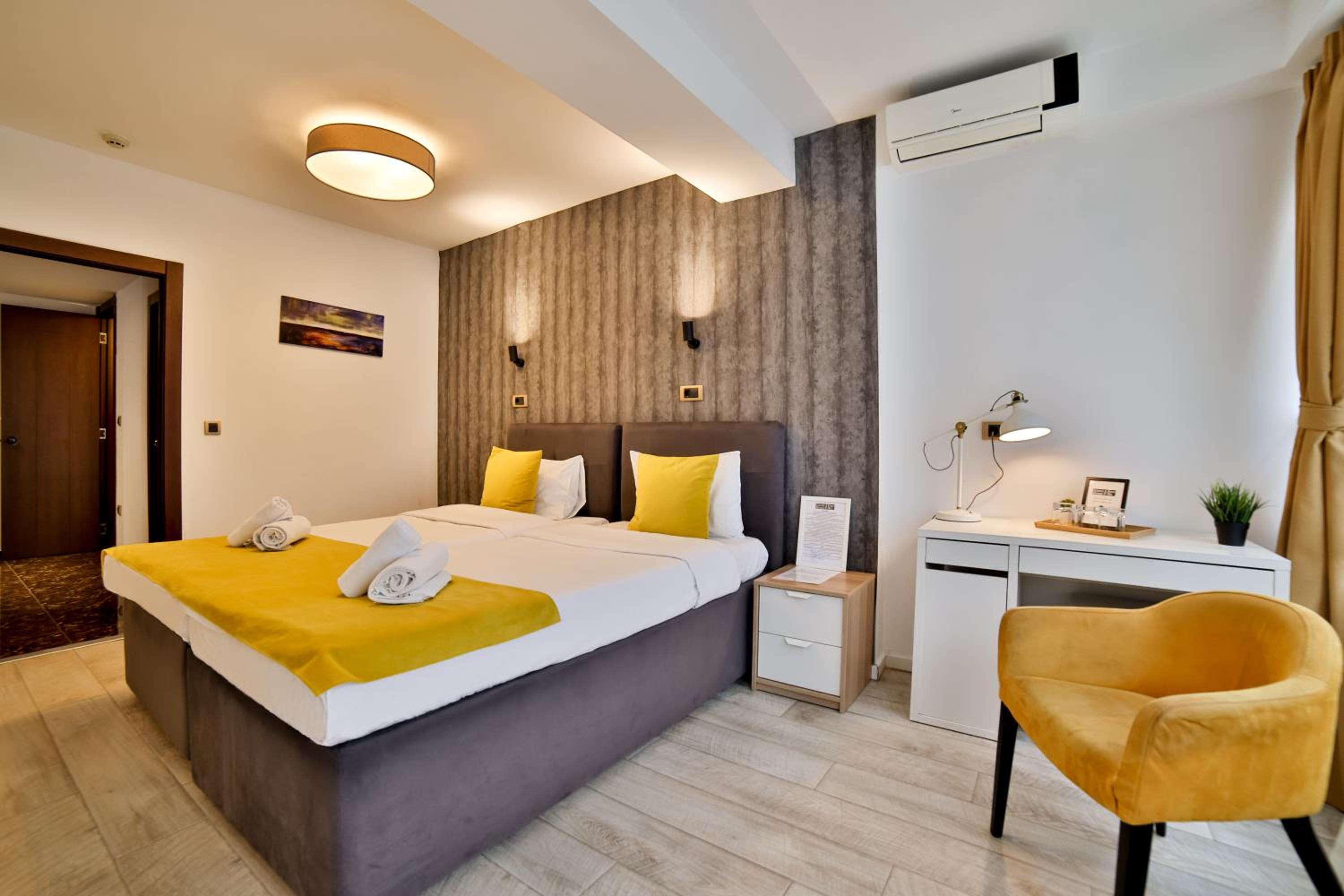 Standard Double or Twin Room - Photo 13