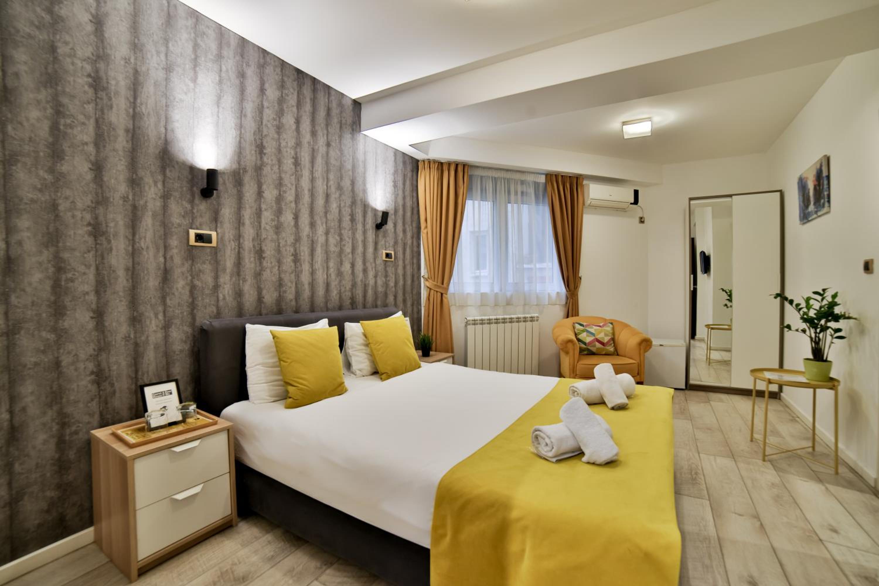 Standard Double or Twin Room - Photo 5