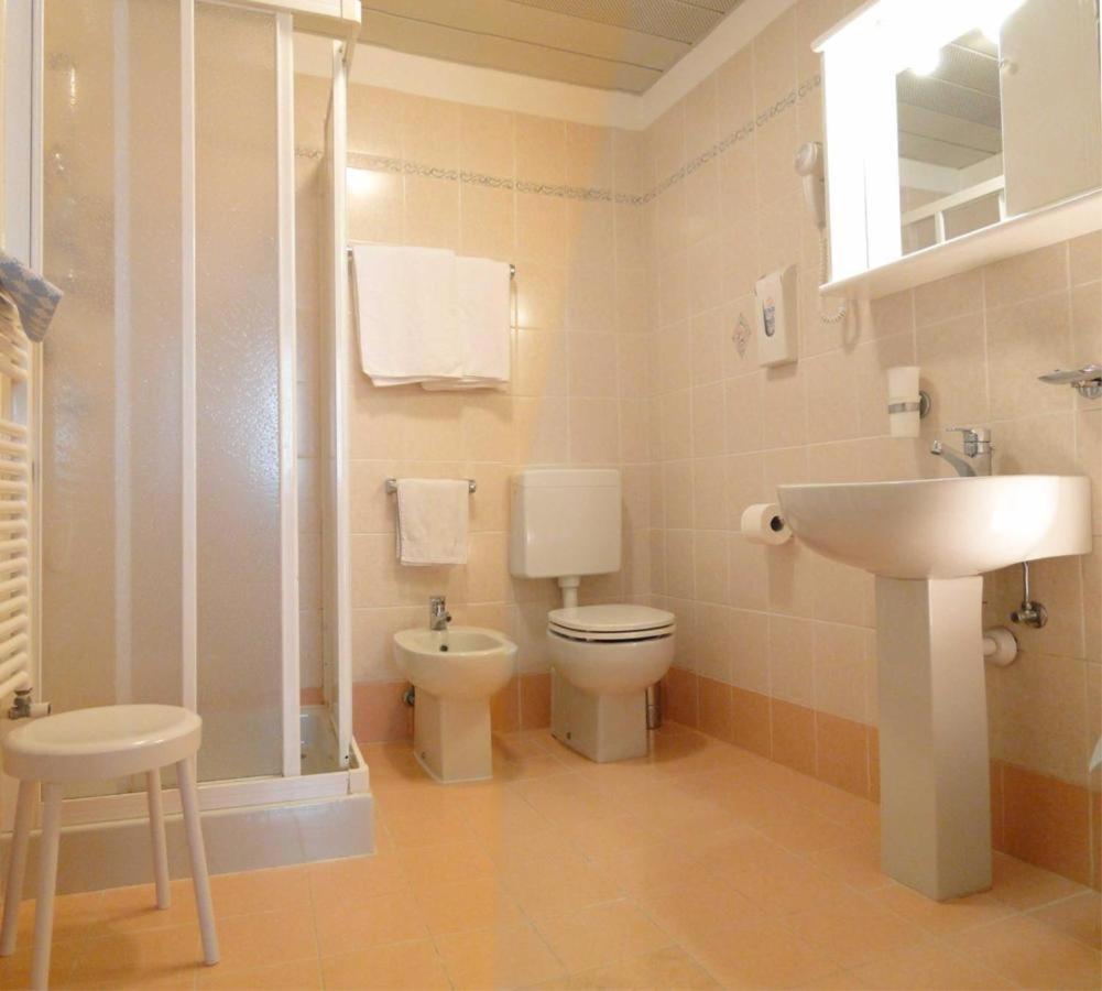 Double-Triple Room with Balcony and Lake View photo 3