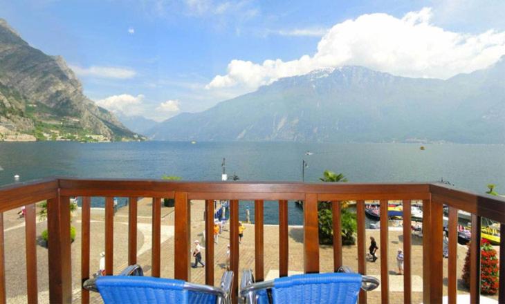 Double-Triple Room with Balcony and Lake View photo 2
