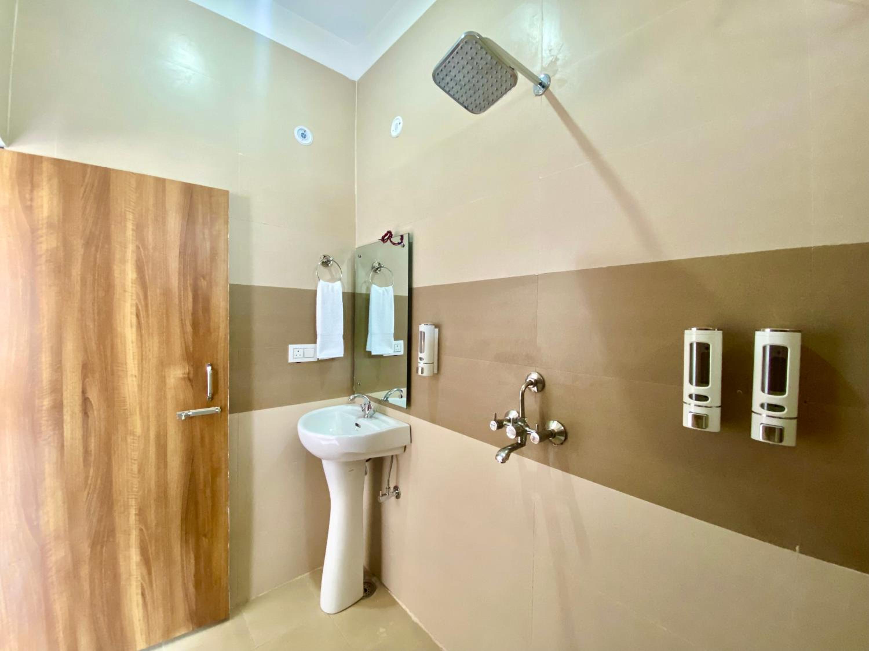 Deluxe Room - Photo 15