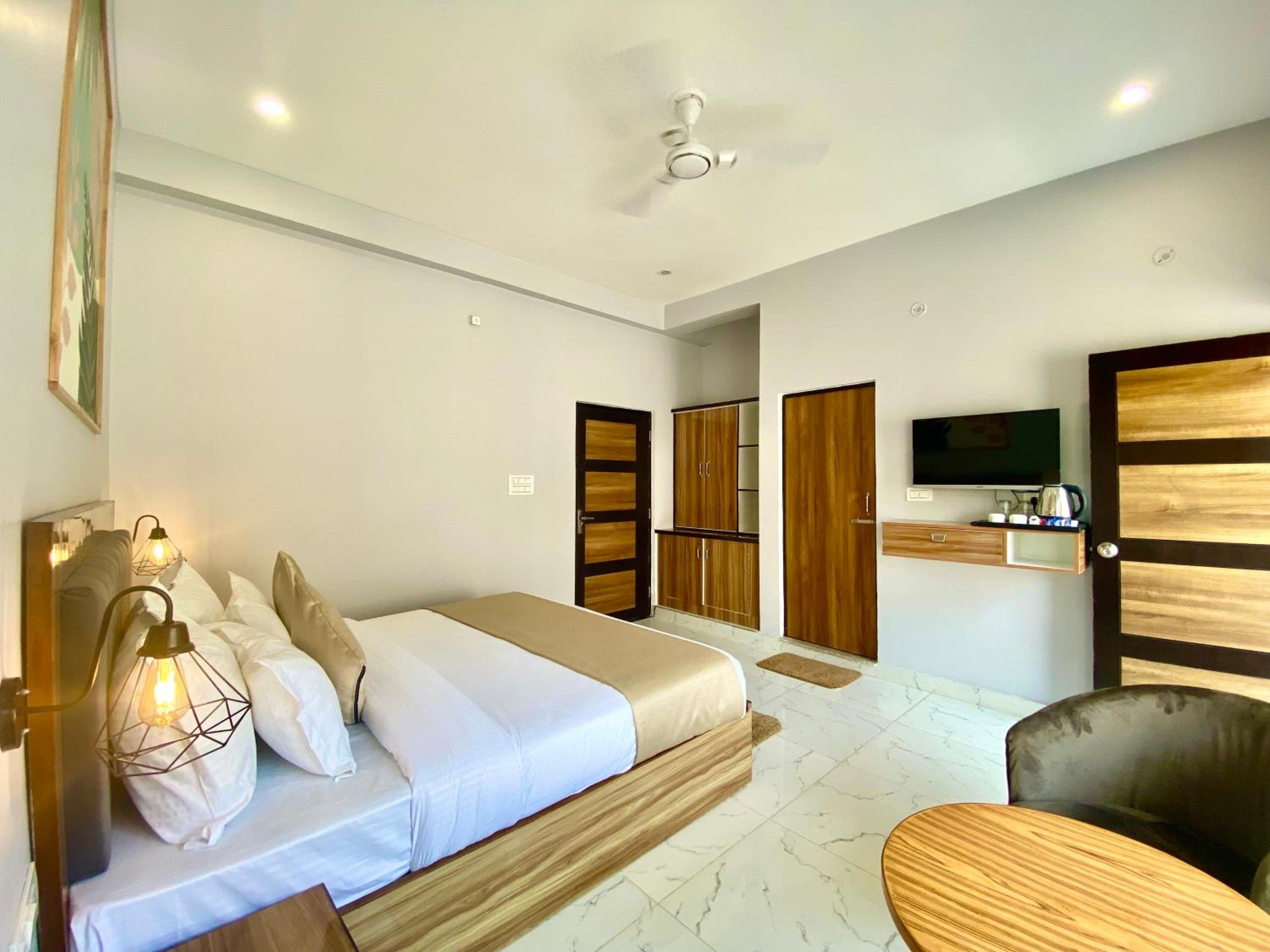 Deluxe Room - Photo 8