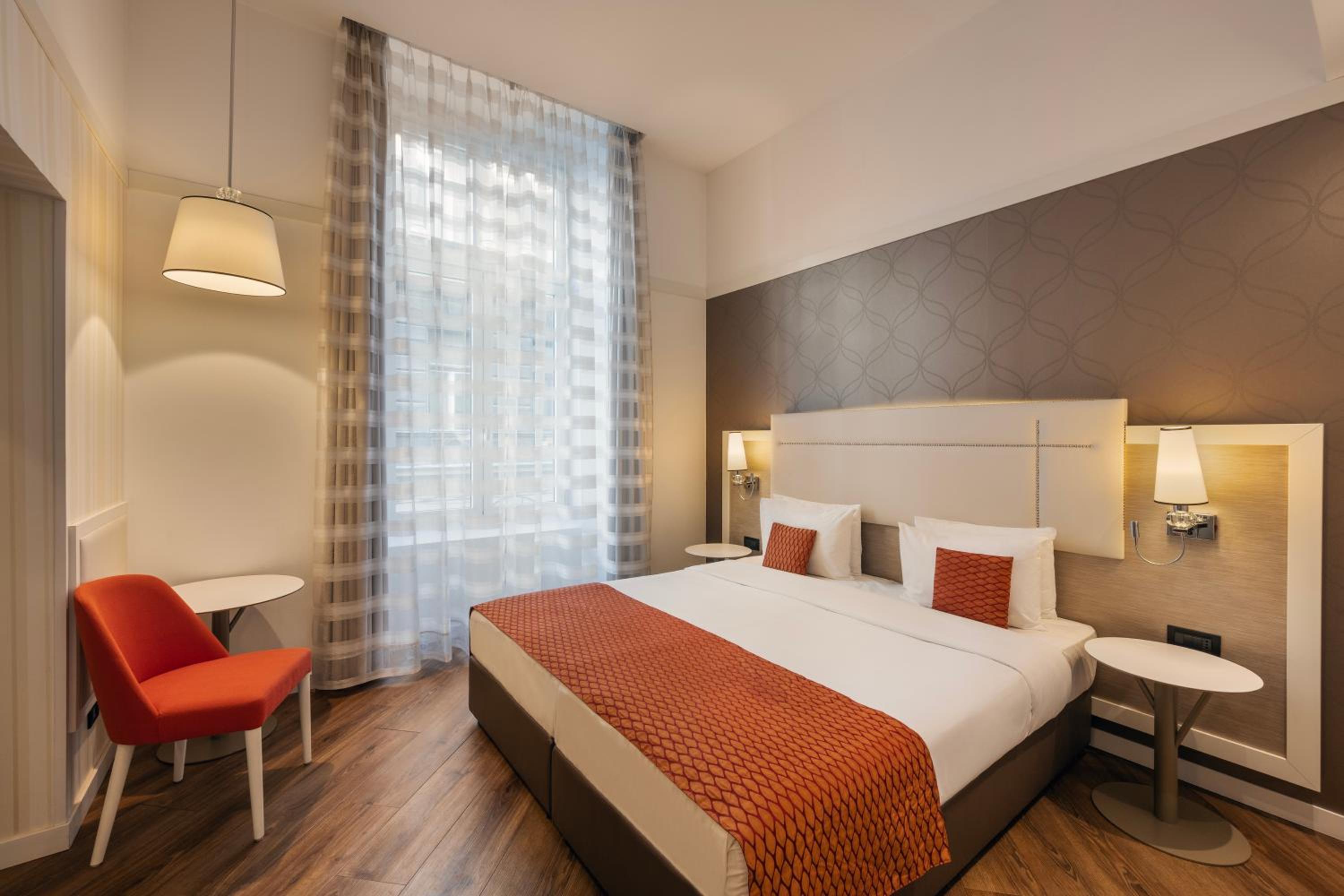 Deluxe Double or Twin Room thumbnail 5