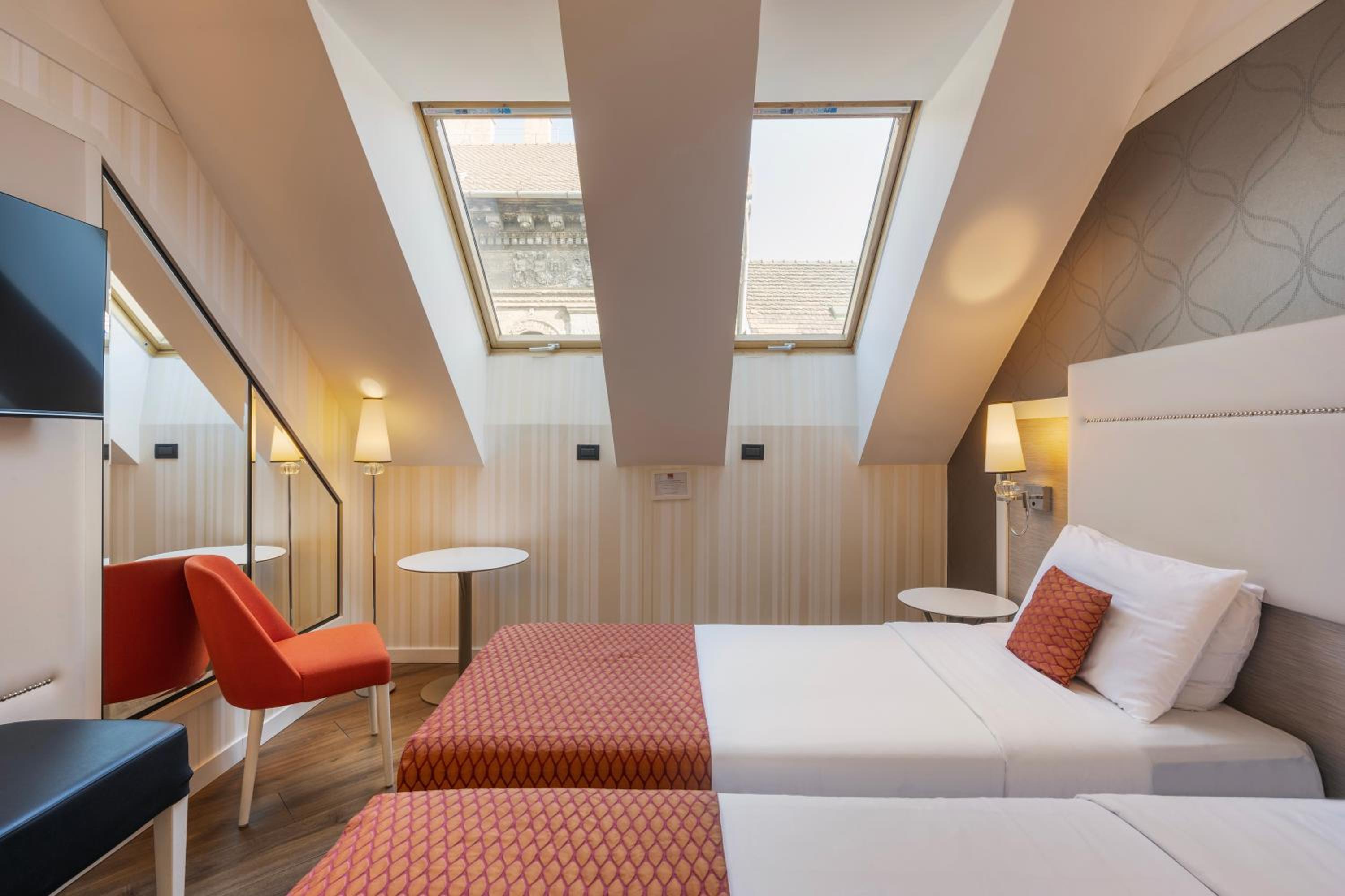 Deluxe Double or Twin Room thumbnail 6
