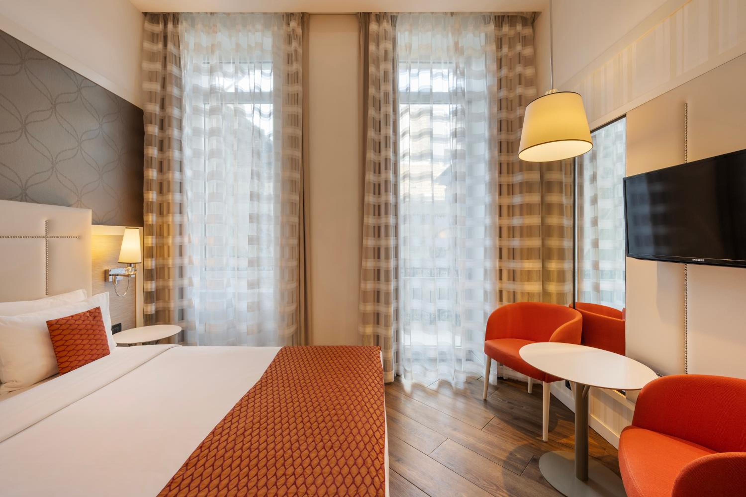 Deluxe Double or Twin Room thumbnail 5