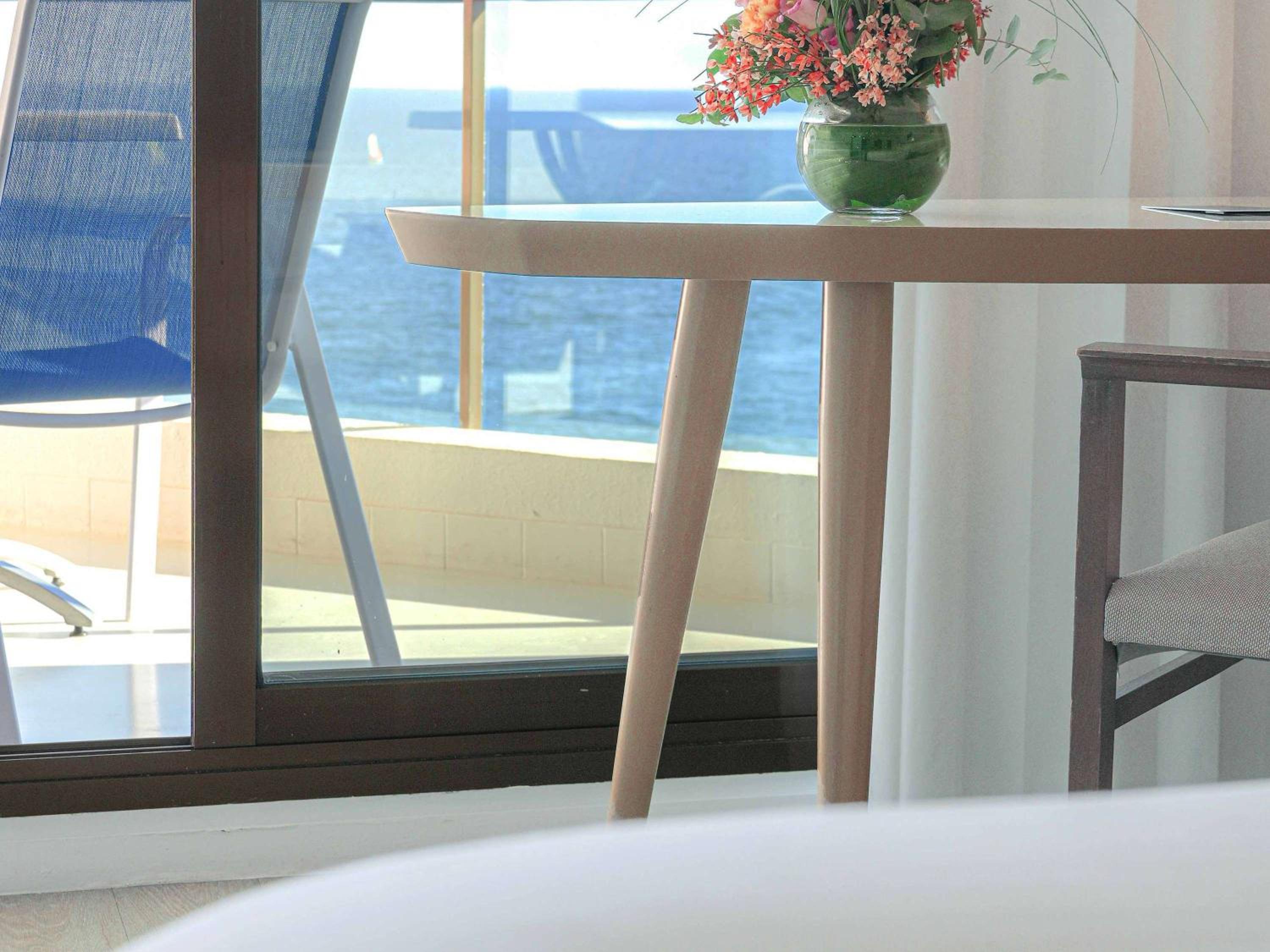Superior Suite - One King Bed, panoramic vie w of the sea and Bay of Cannes with terraces - Photo 7