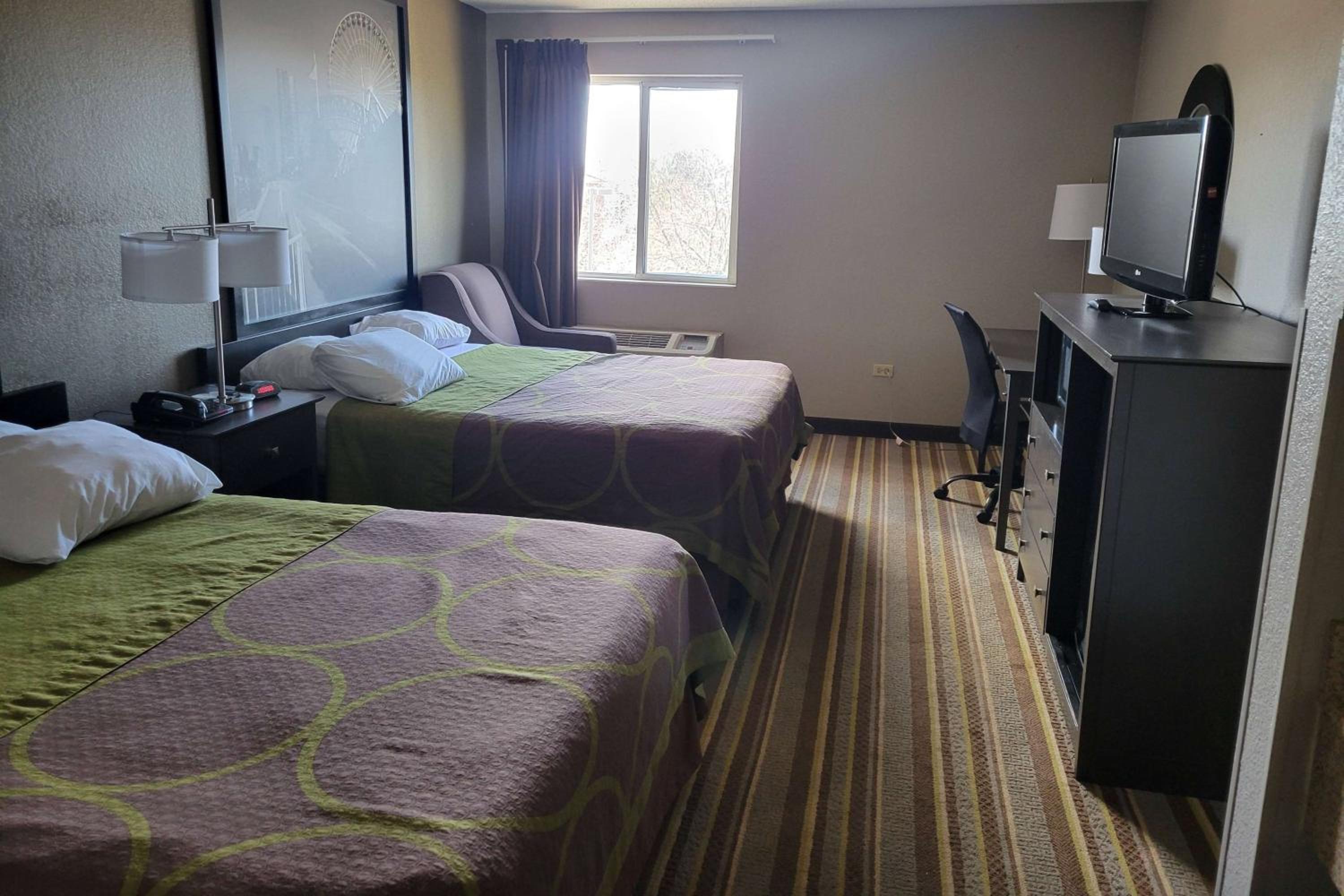 Queen Room with Two Queen Beds - Non-Smoking - Photo 1
