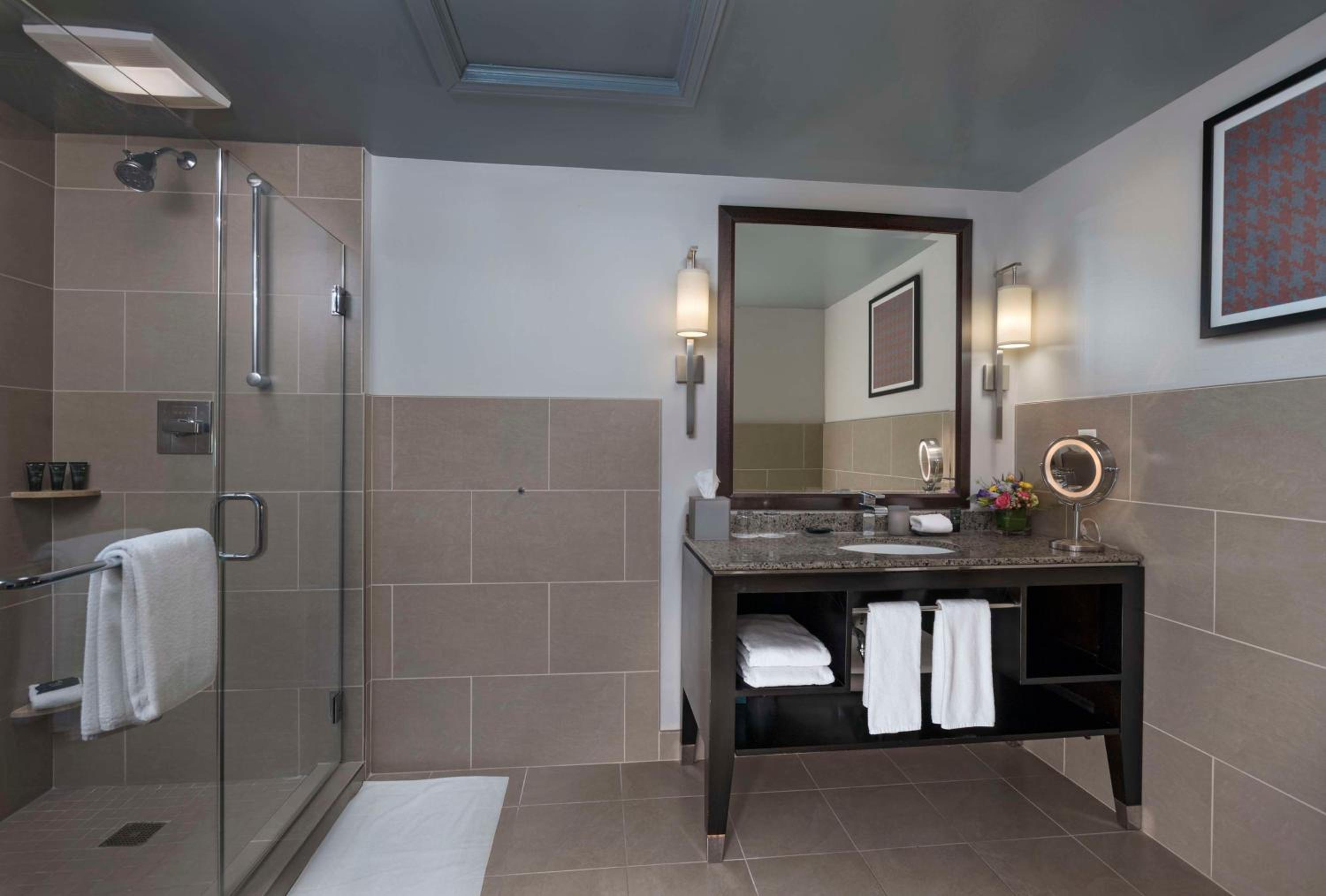 2 Queen Beds - Accessible Tub - Photo 3