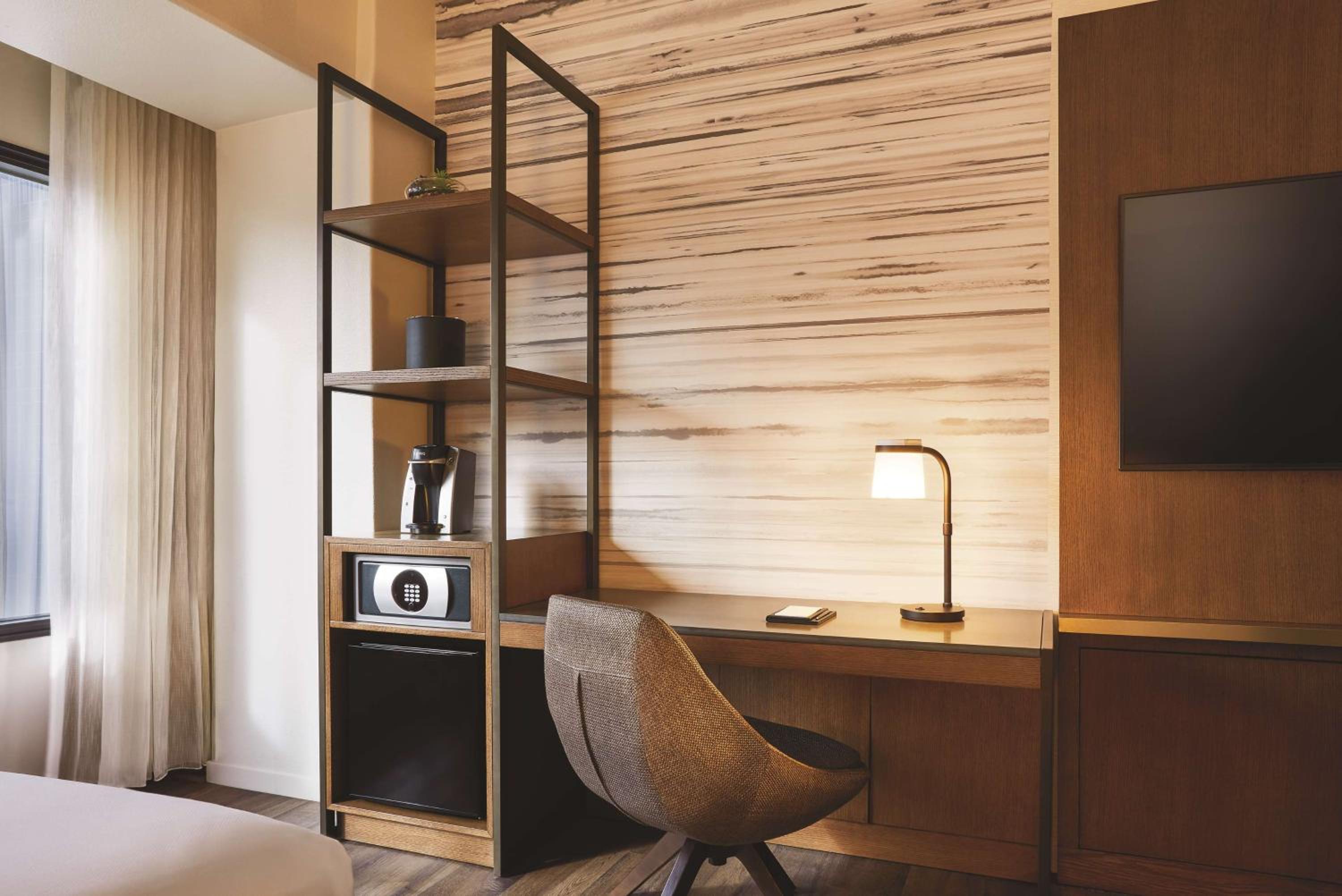 King Room with Accessible Shower - Disability Access - Photo 6