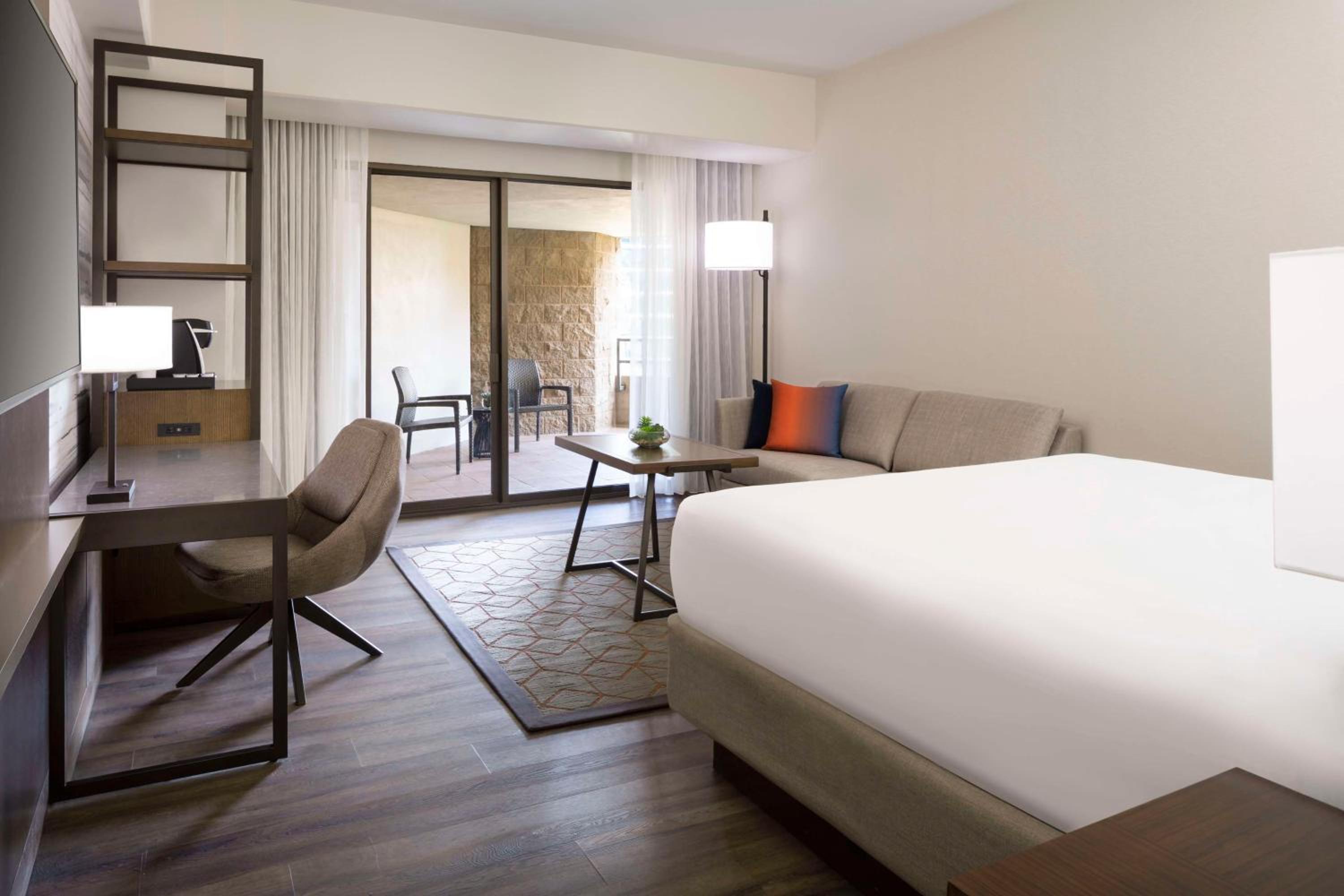 King Room with Balcony - Photo 7