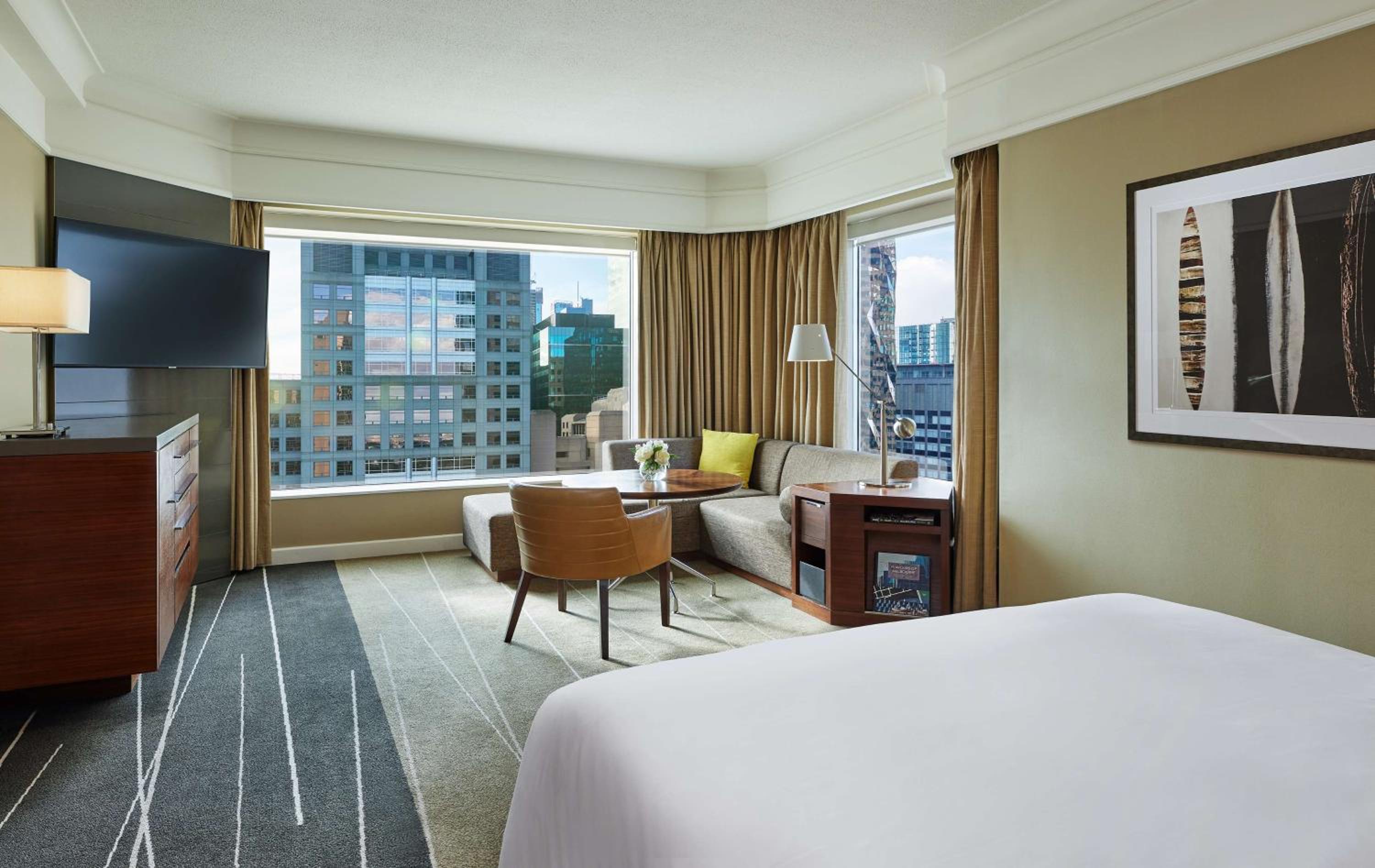 Deluxe King Room - Club Access thumbnail 6