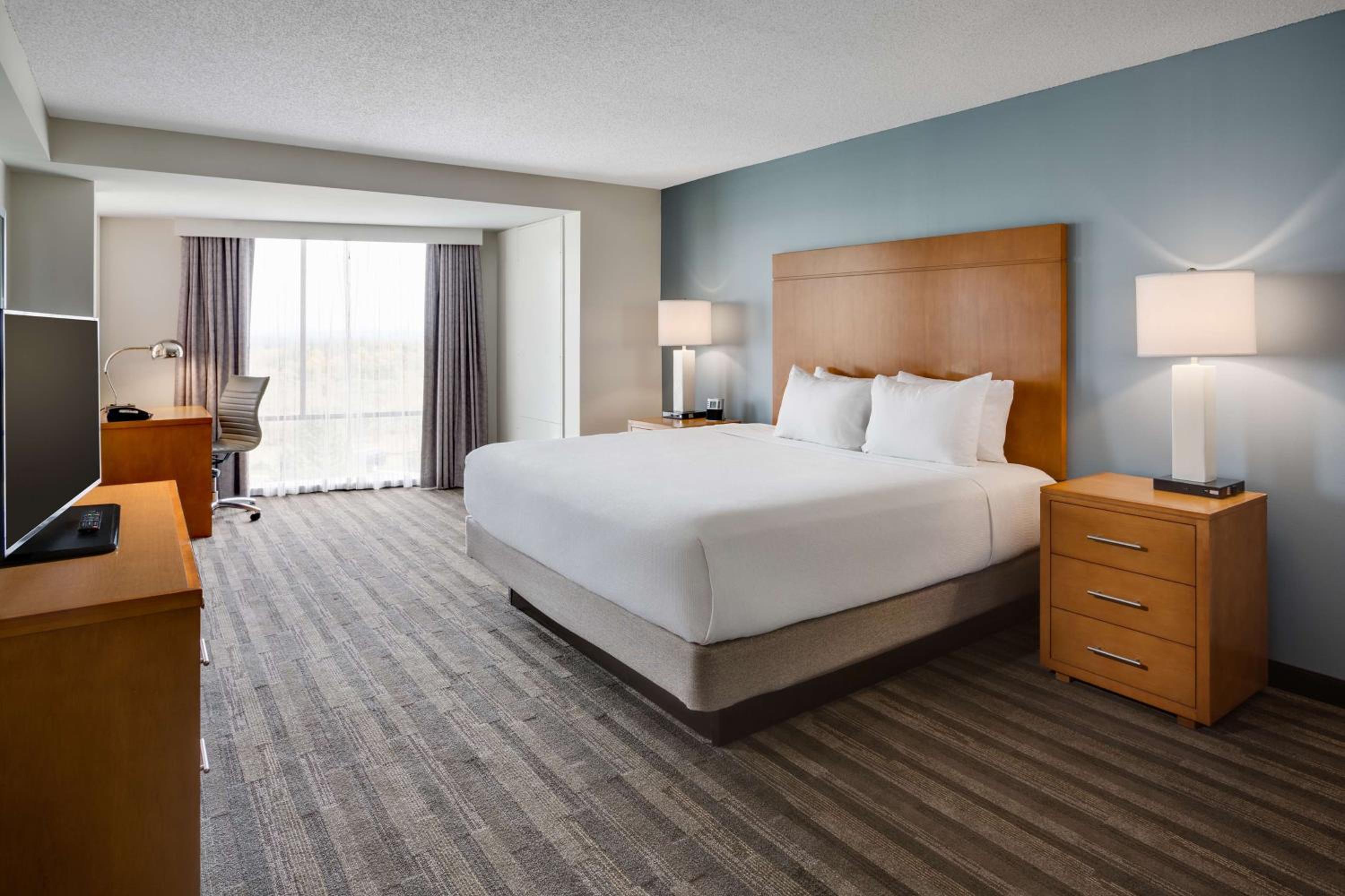 One-Bedroom Specialty King Suite with Roll-In Shower and Balcony - Disability Access - Photo 1