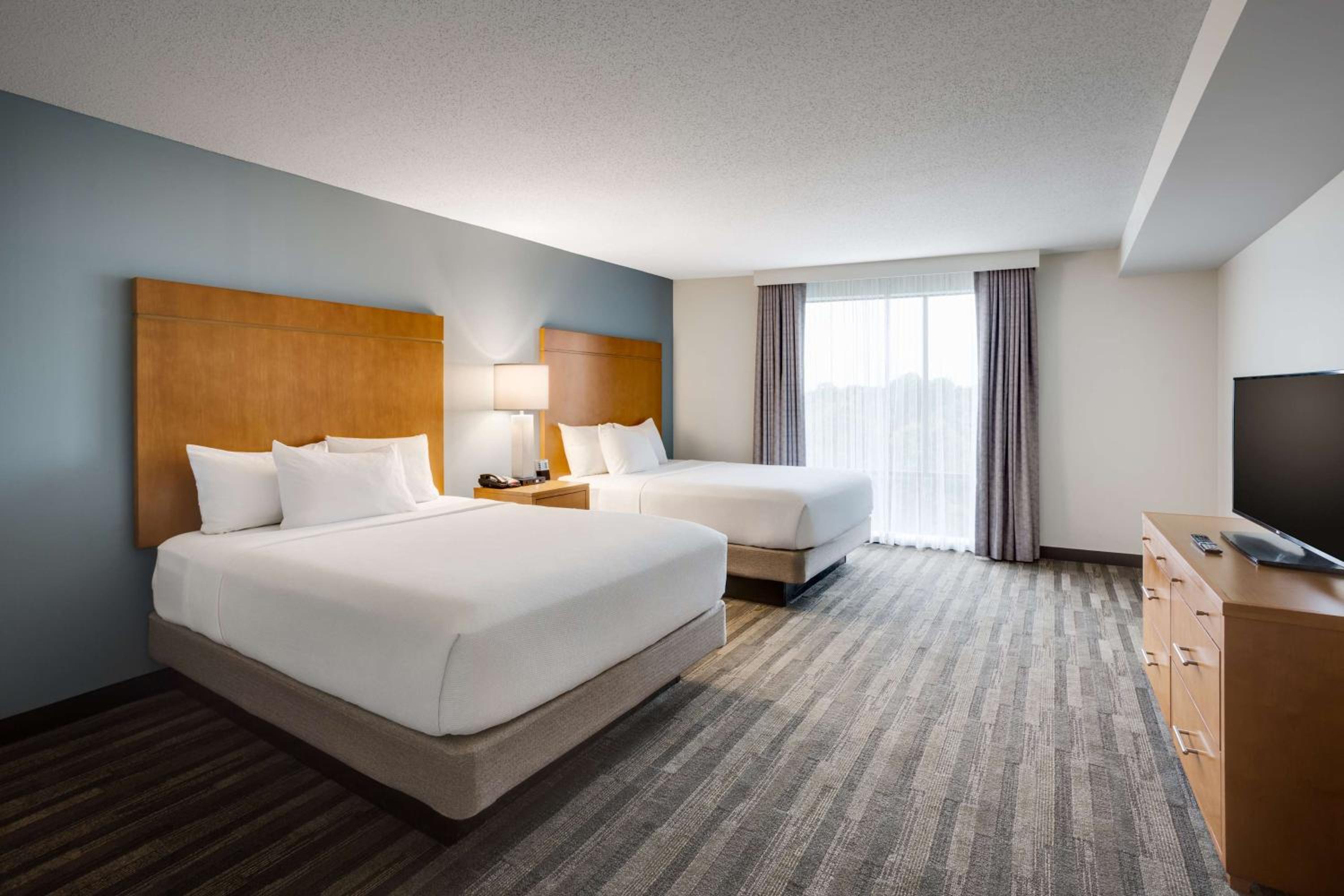 One-Bedroom Queen Suite with Two Queen Beds - Photo 3