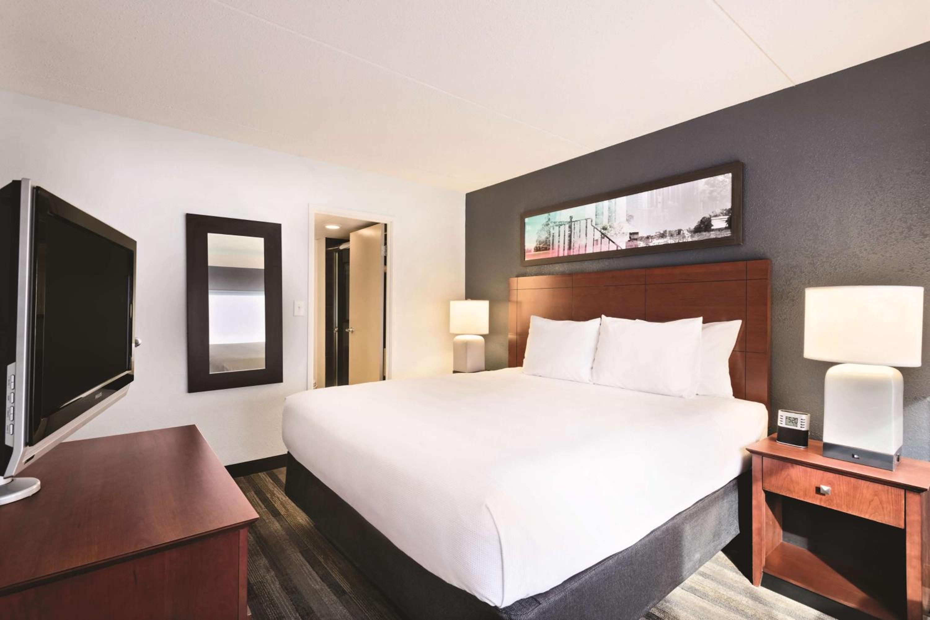 One-Bedroom King Suite - Photo 10