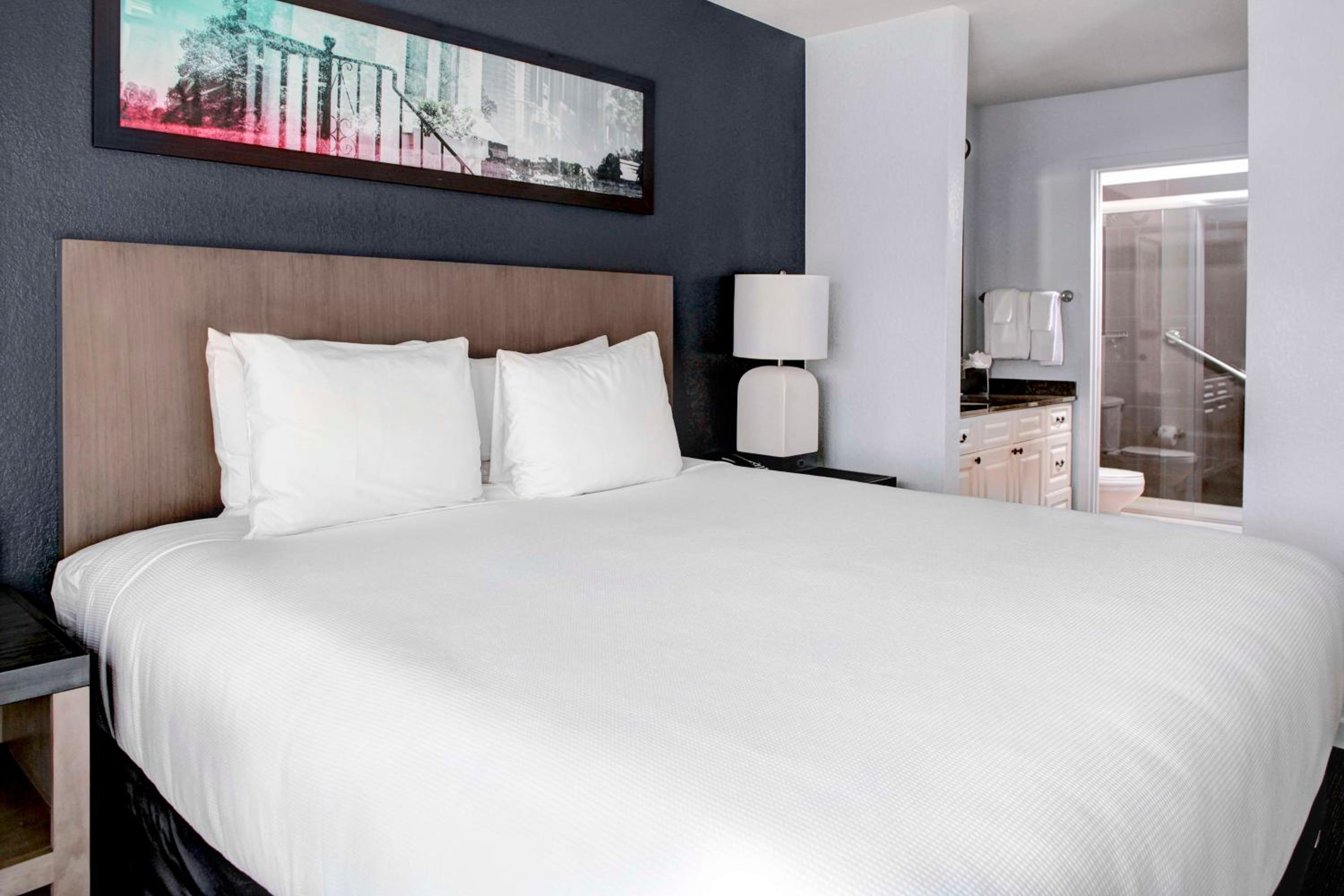 Studio with Queen Bed and Bathtub - Mobility Access - Photo 2