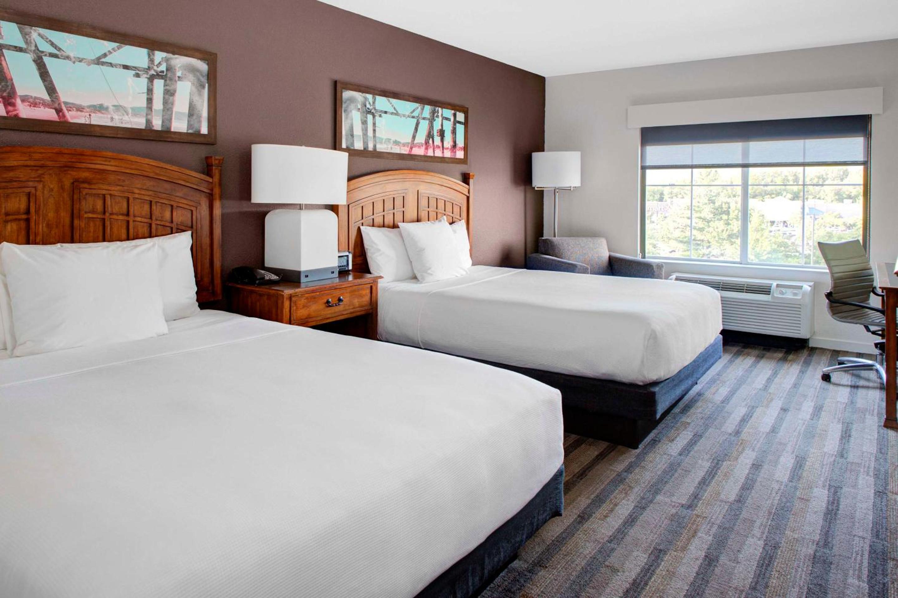 Standard Queen Room with Two Queen Beds - Photo 9