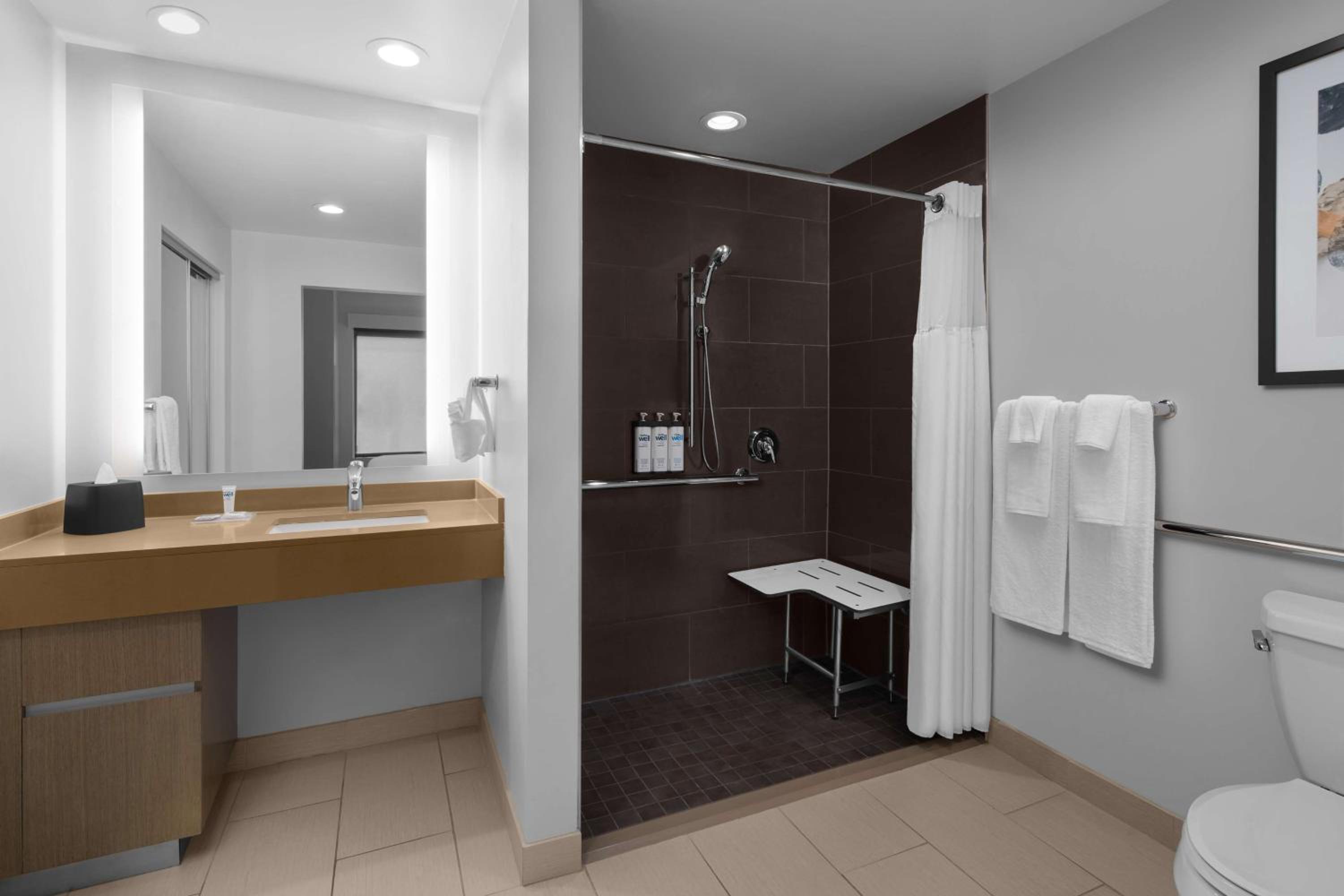 Two-Bedroom Trio Suite With Roll-In Shower - Disability Access photo 2