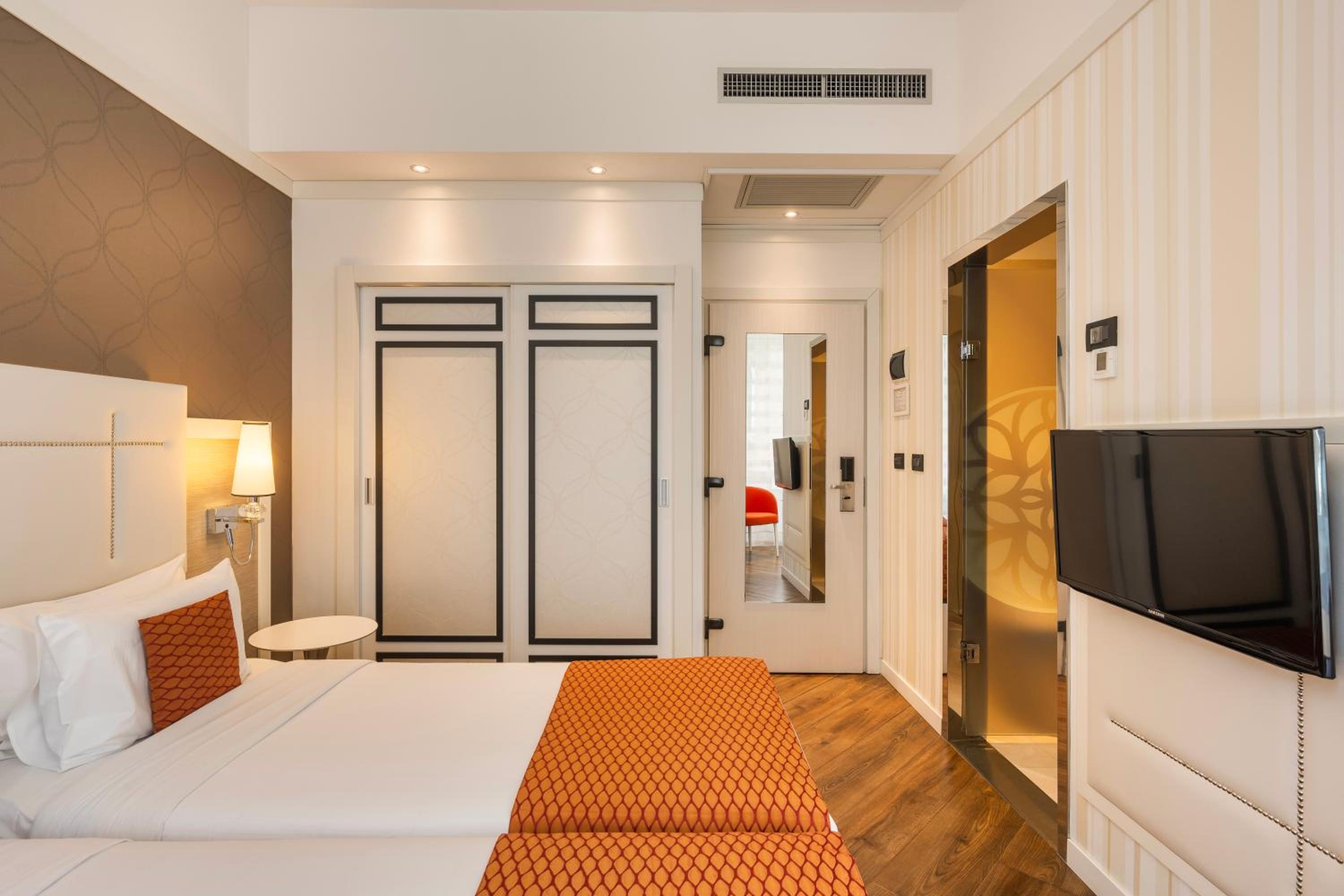 Deluxe Superior Room thumbnail 5