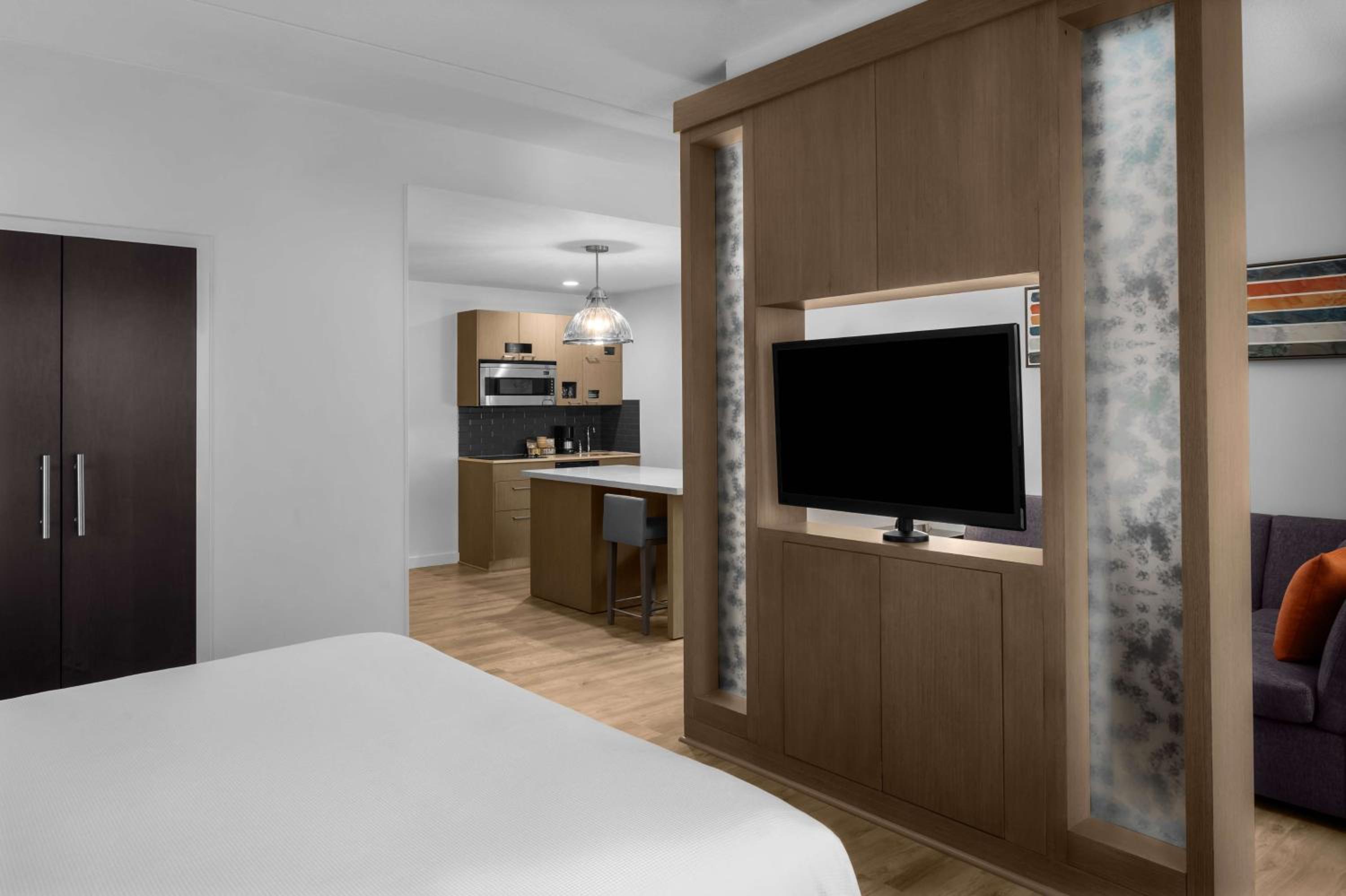 King Studio Suite with Roll-In Shower - Disability Access photo 3