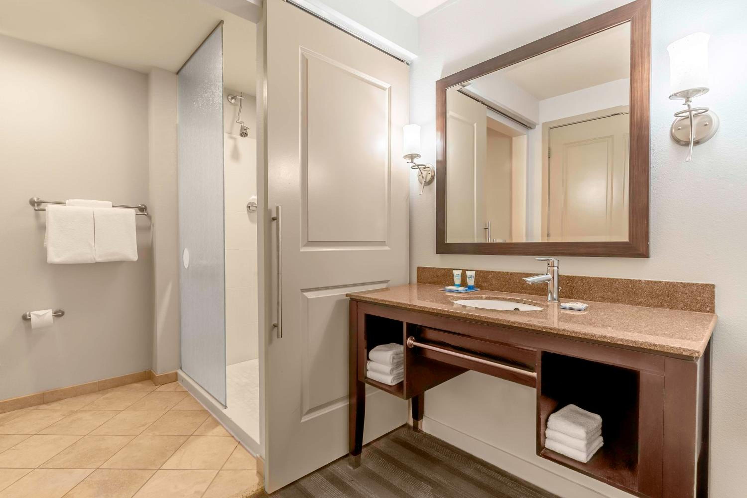 One-Bedroom King Suite - Photo 2