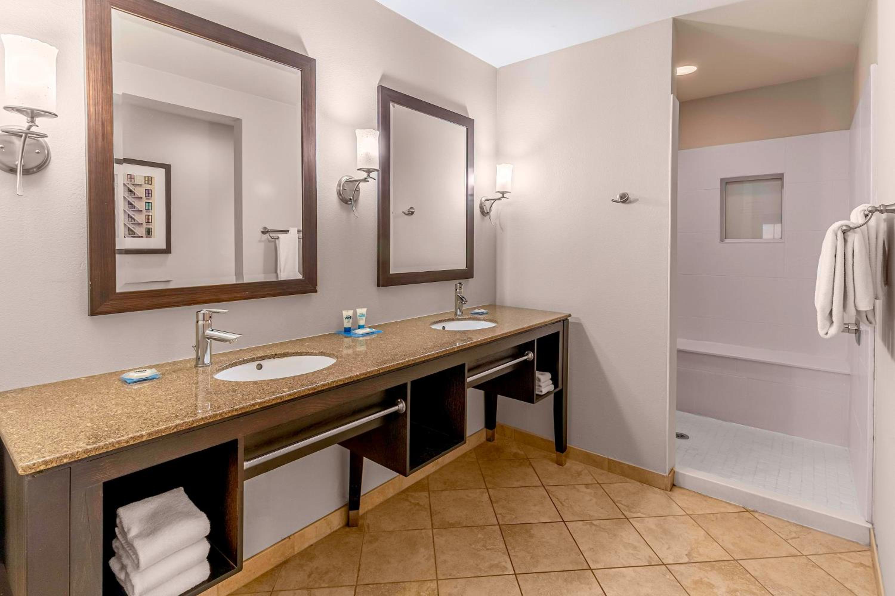 Executive Corner Suite - Photo 4