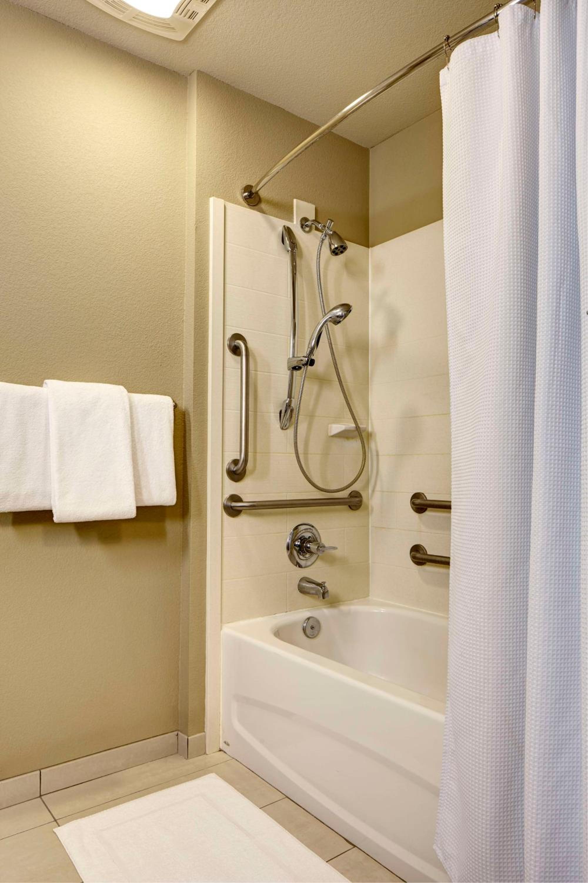 King Studio with Accessible Tub - Disability Access photo 2