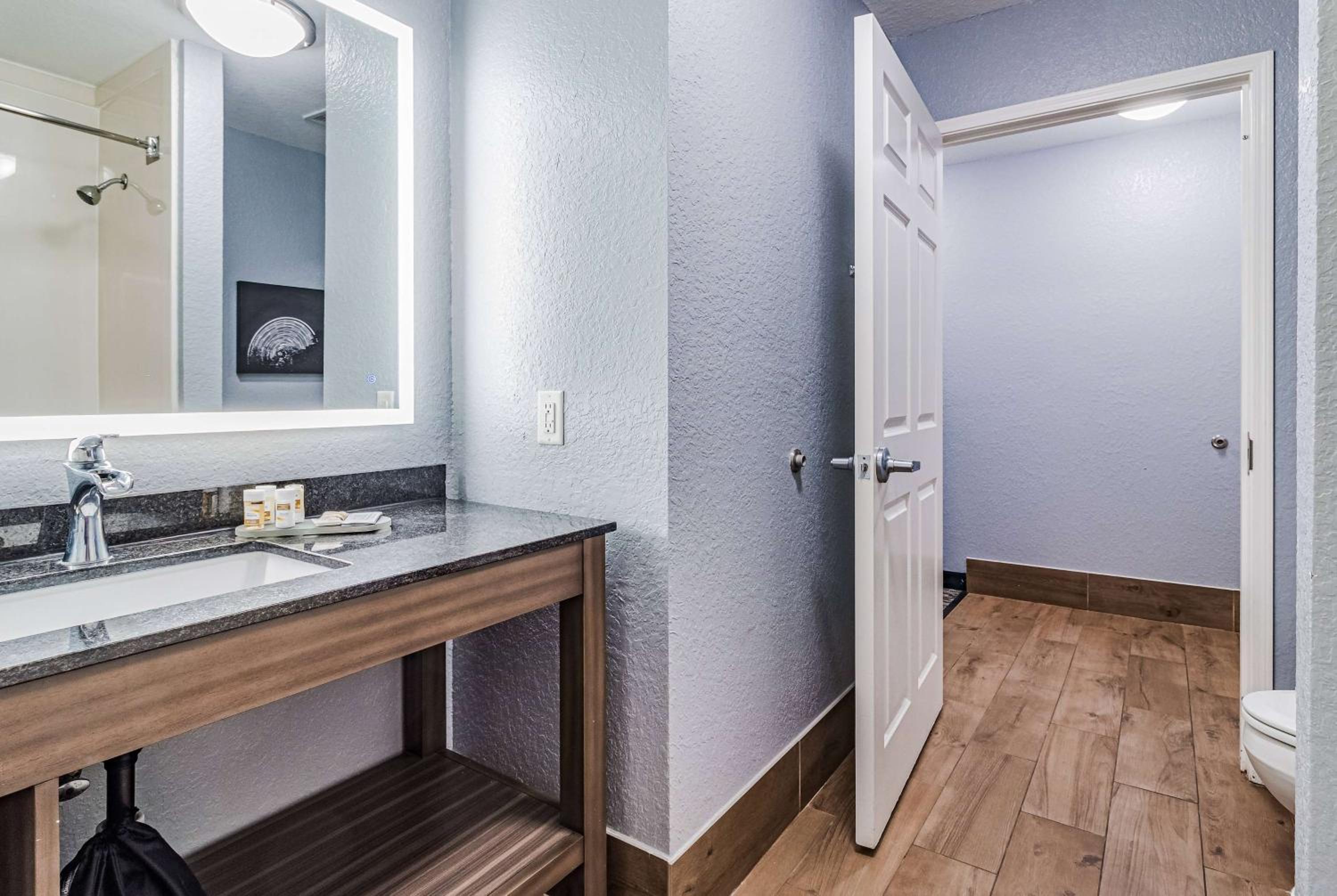 Double Room with Two Double Beds - Photo 8