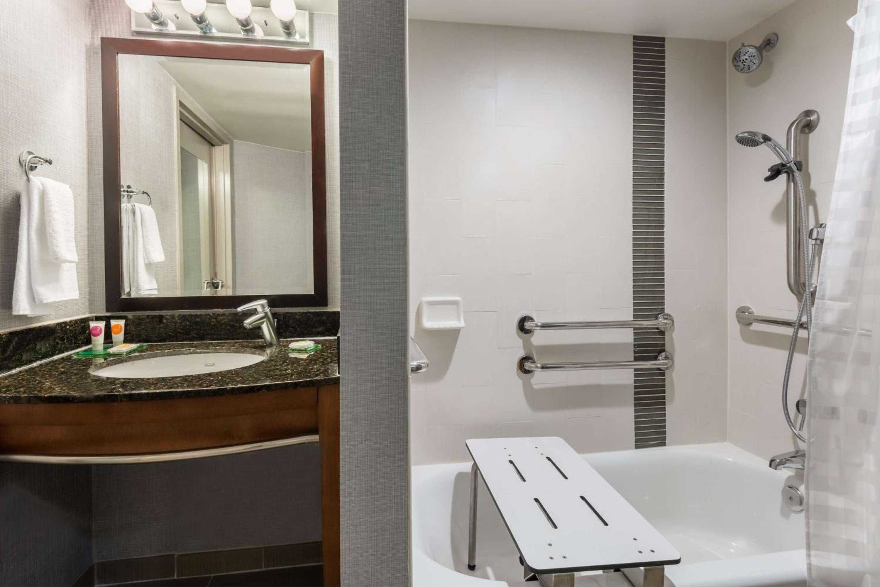 King Room with Accessible Tub - Disability Access - Photo 10