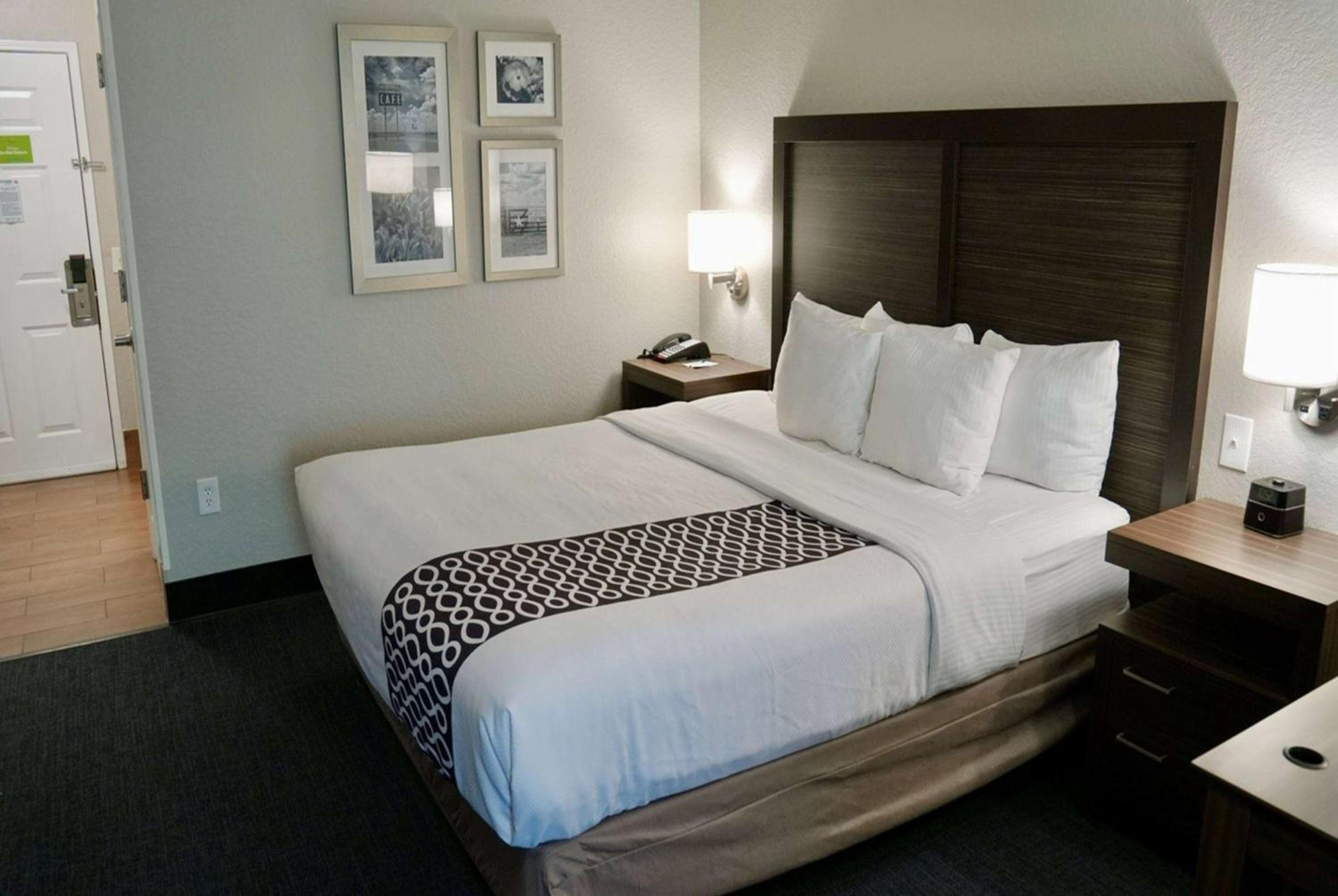 Deluxe King Room - Non-Smoking - Photo 5