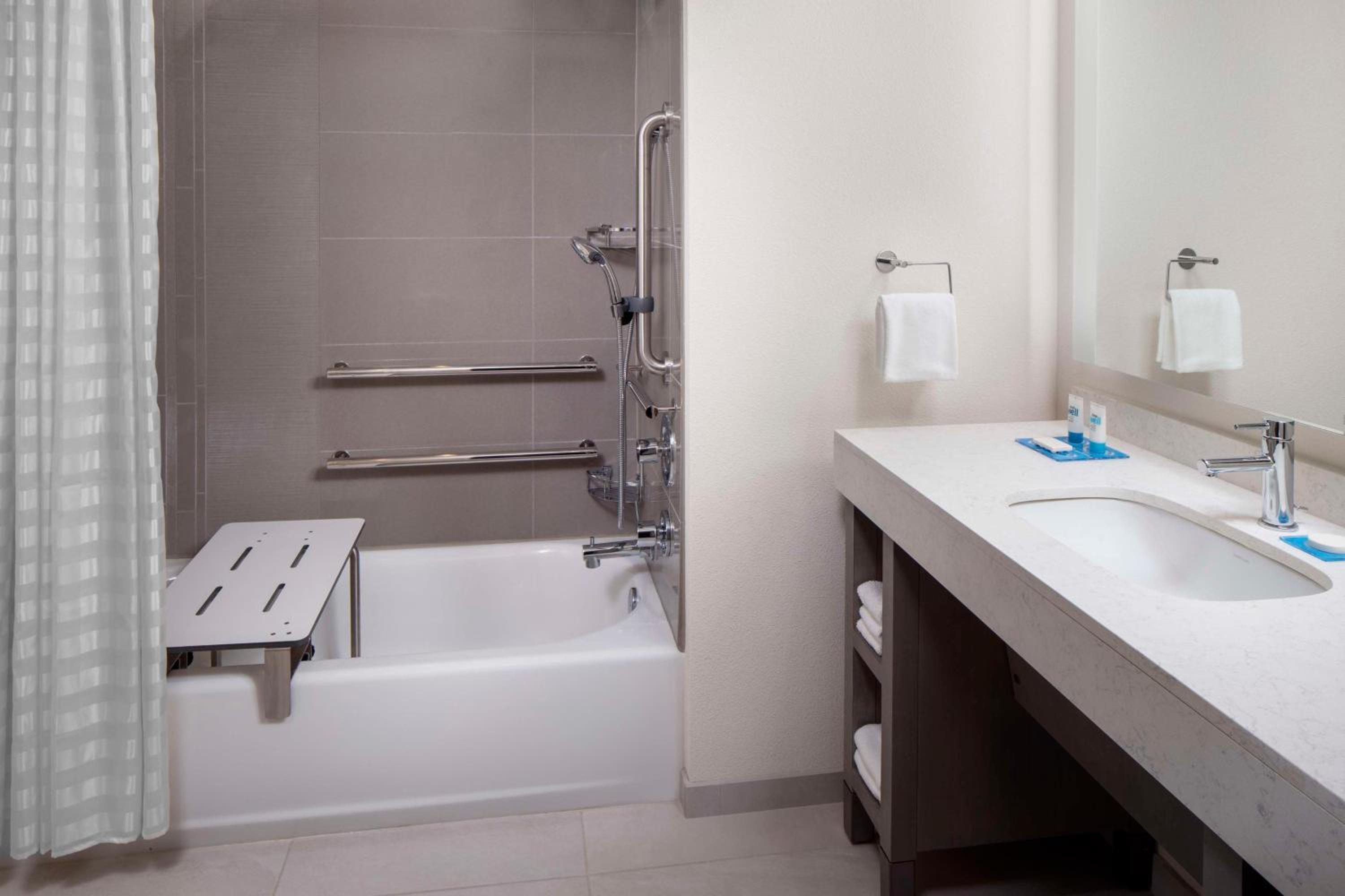 Queen Room With Two Queen Beds And Accessible Tub - Disability Access photo 3
