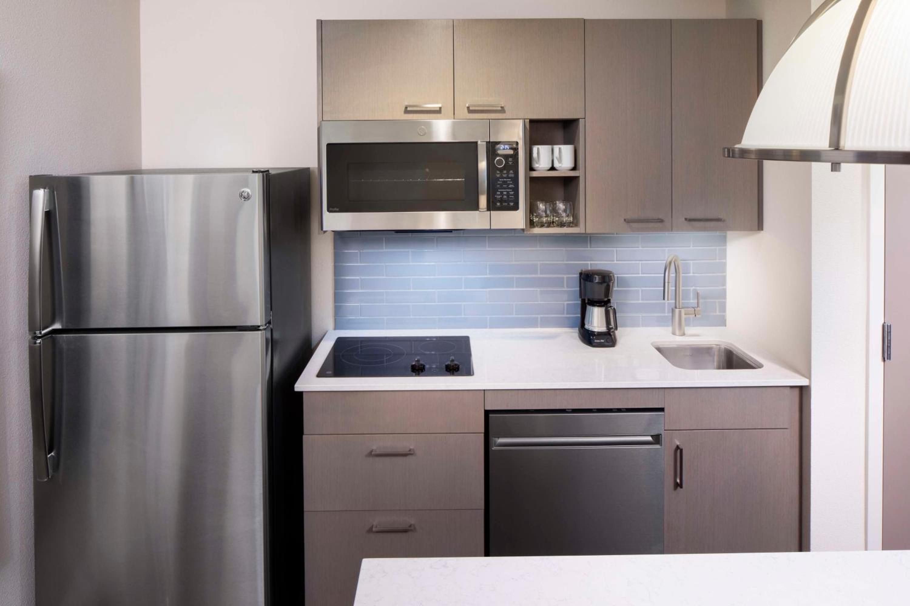 Specialty One-Bedroom Queen Suite with Kitchen and Accessible Tub - Disability Access photo 3